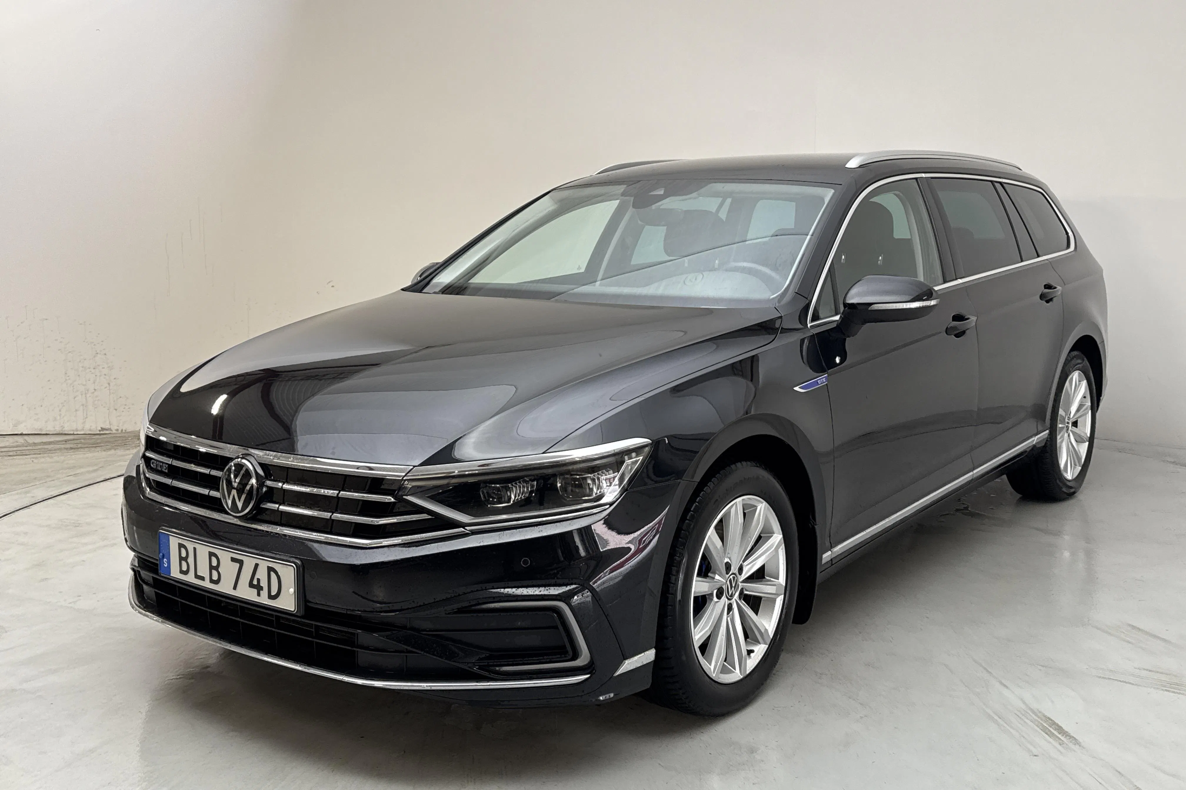 Presentation photo 1 of 16: VW Passat 1.4 GTE Sportscombi (218hk) - 70 270 km - Automatic - black - 2023