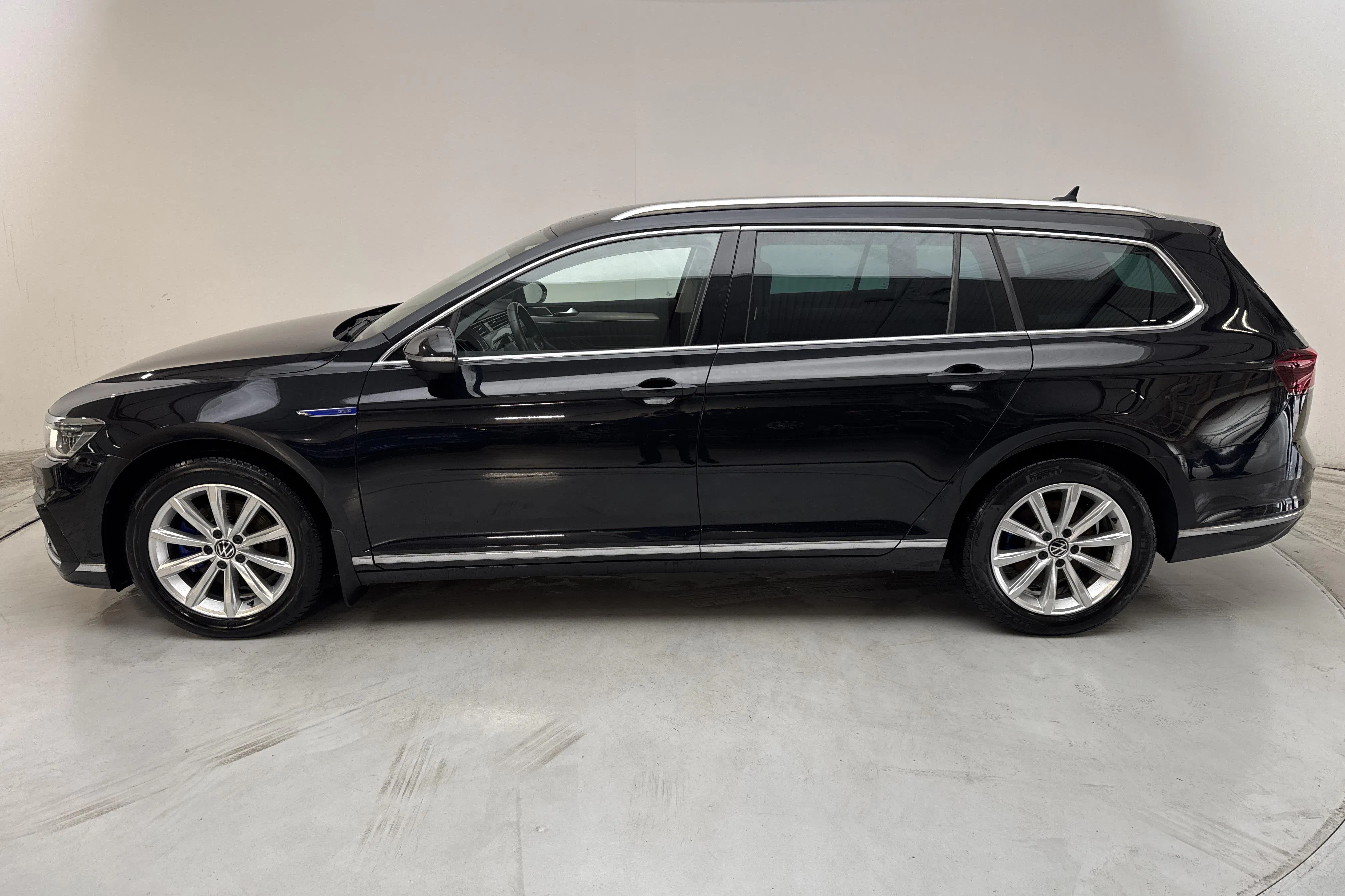 Presentation photo 2 of 16: VW Passat 1.4 GTE Sportscombi (218hk) - 70 270 km - Automatic - black - 2023