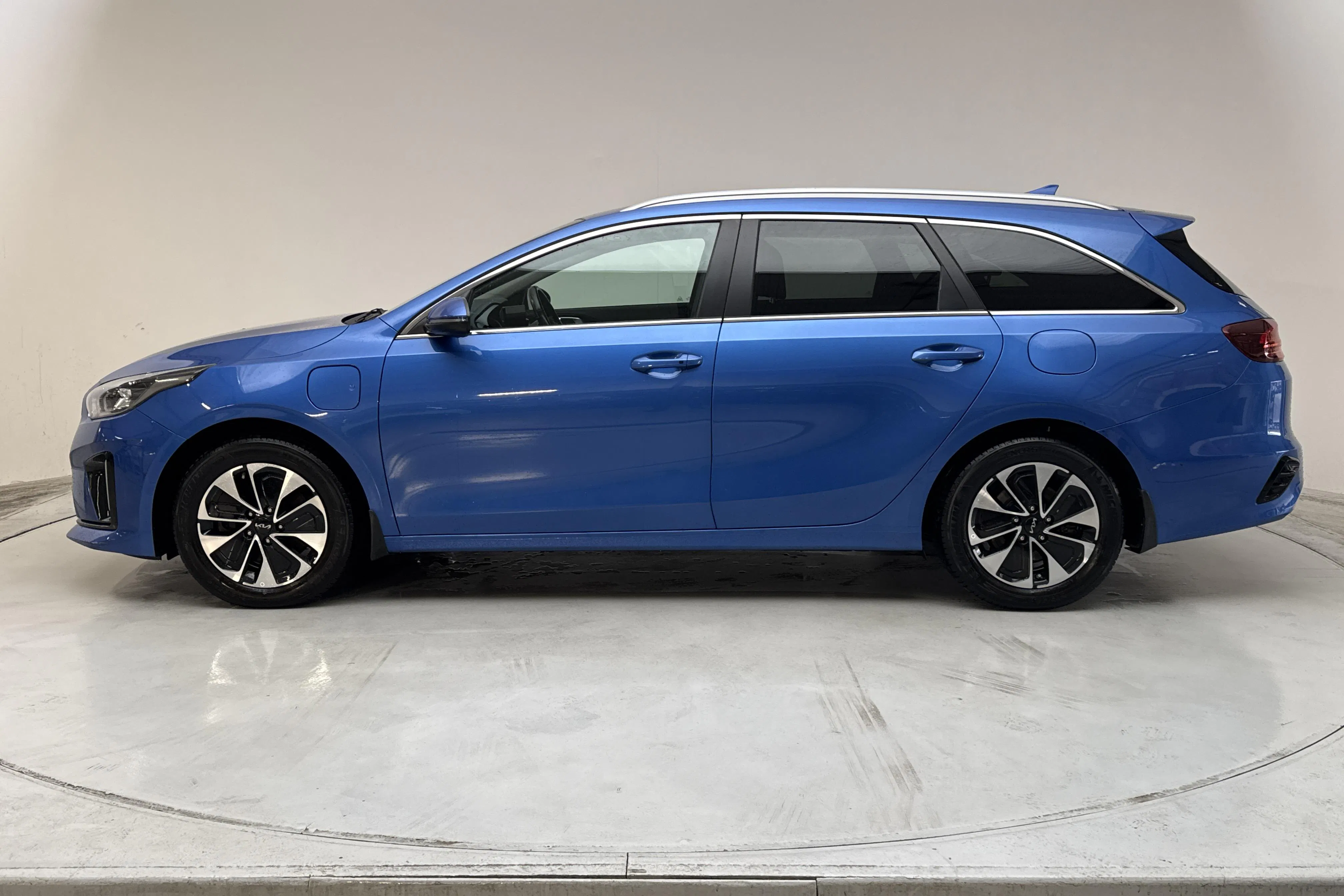 Presentationsfoto 2 av 16: KIA Ceed 1.6 Plug-in Hybrid SW (141hk) - 15 257 mil - Automat - blå - 2021