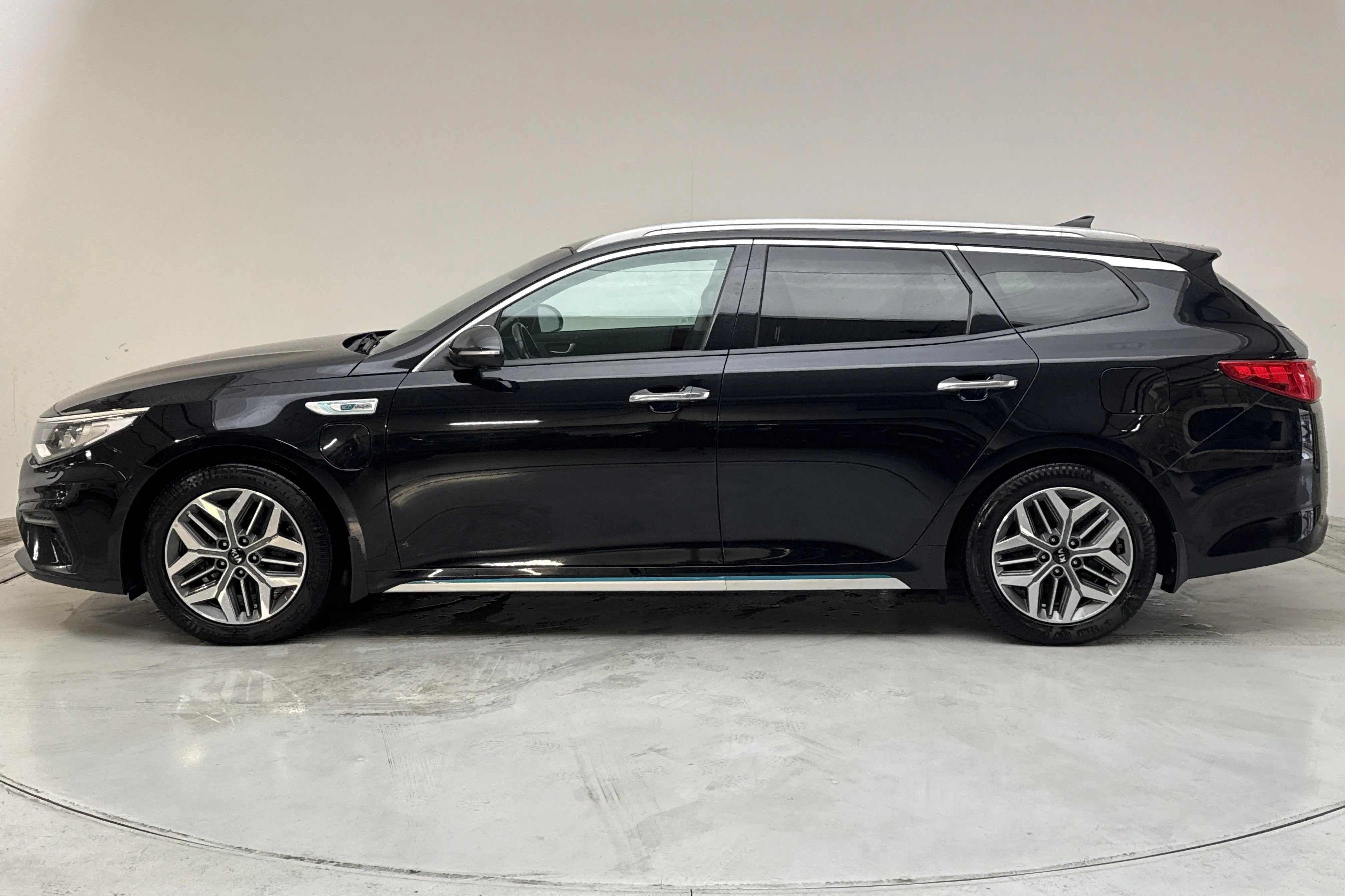 Presentationsfoto 2 av 17: KIA Optima 2.0 GDi Plug-in Hybrid SW (205hk) - 17 720 mil - Automat - svart - 2020