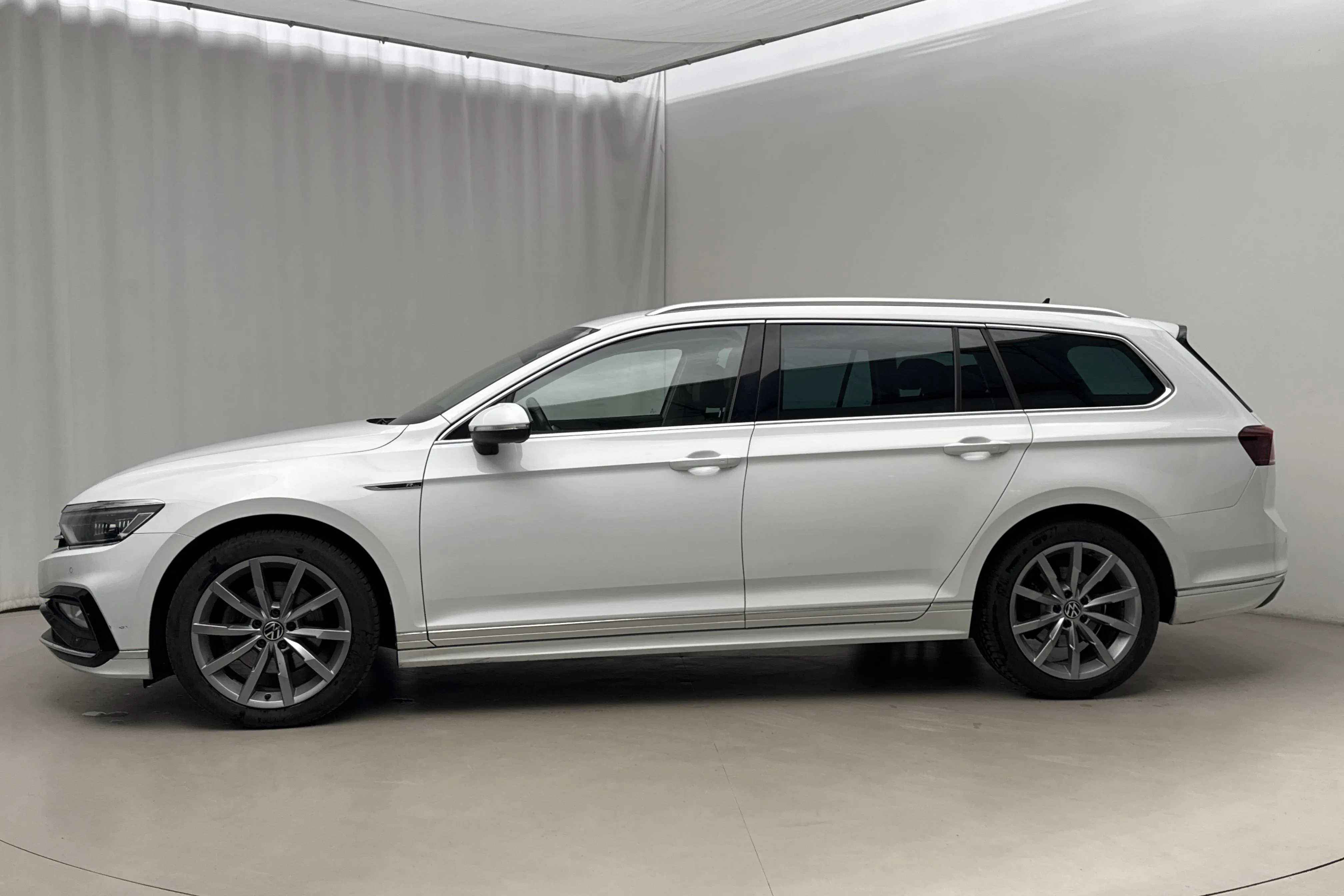 Presentation photo 2 of 19: VW Passat 2.0 TDI Sportscombi 4MOTION (190hk) - 161 480 km - Automatic - white - 2021