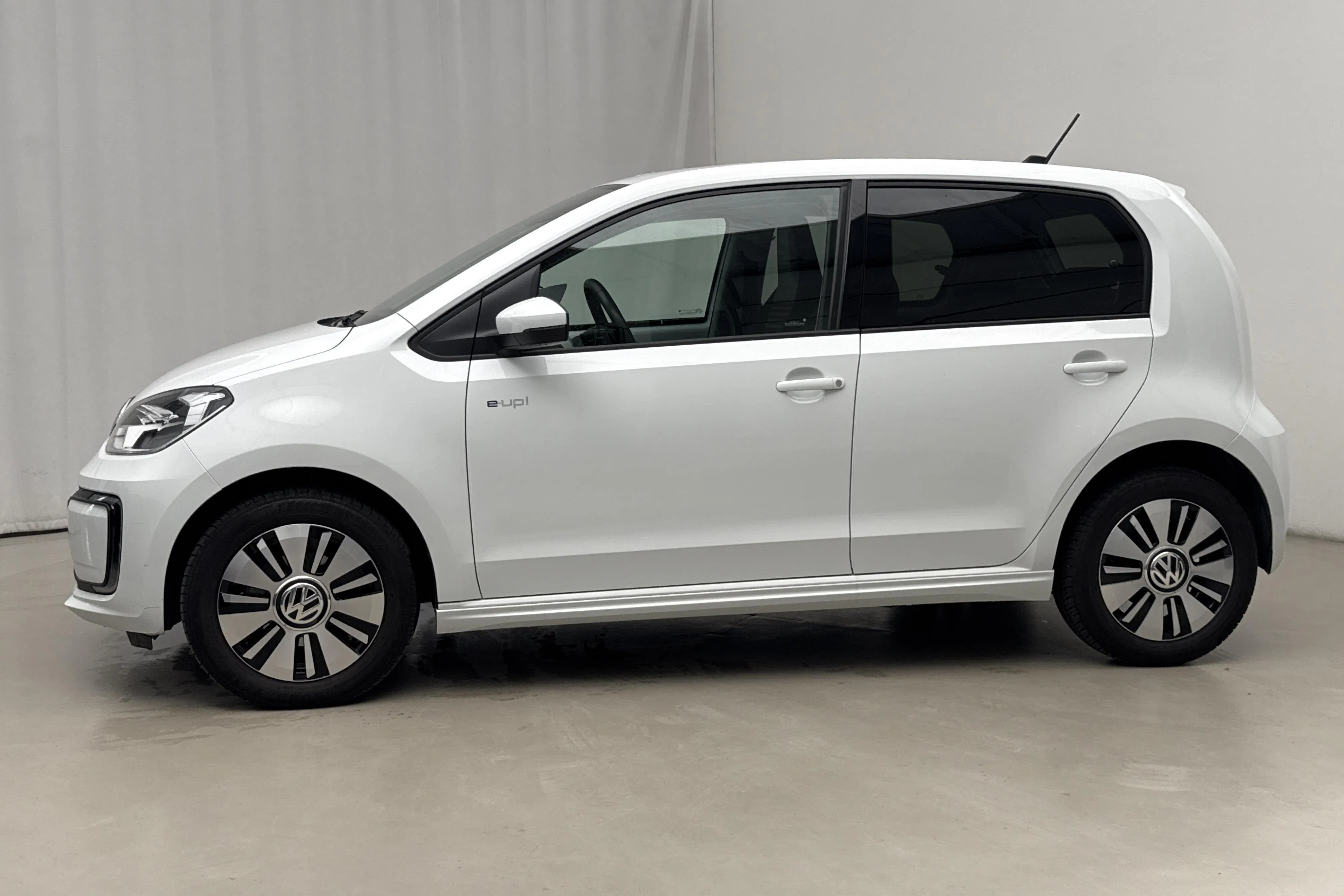 Presentation photo 2 of 18: VW e-up! (83hk) - 18 230 km - Automatic - white - 2019