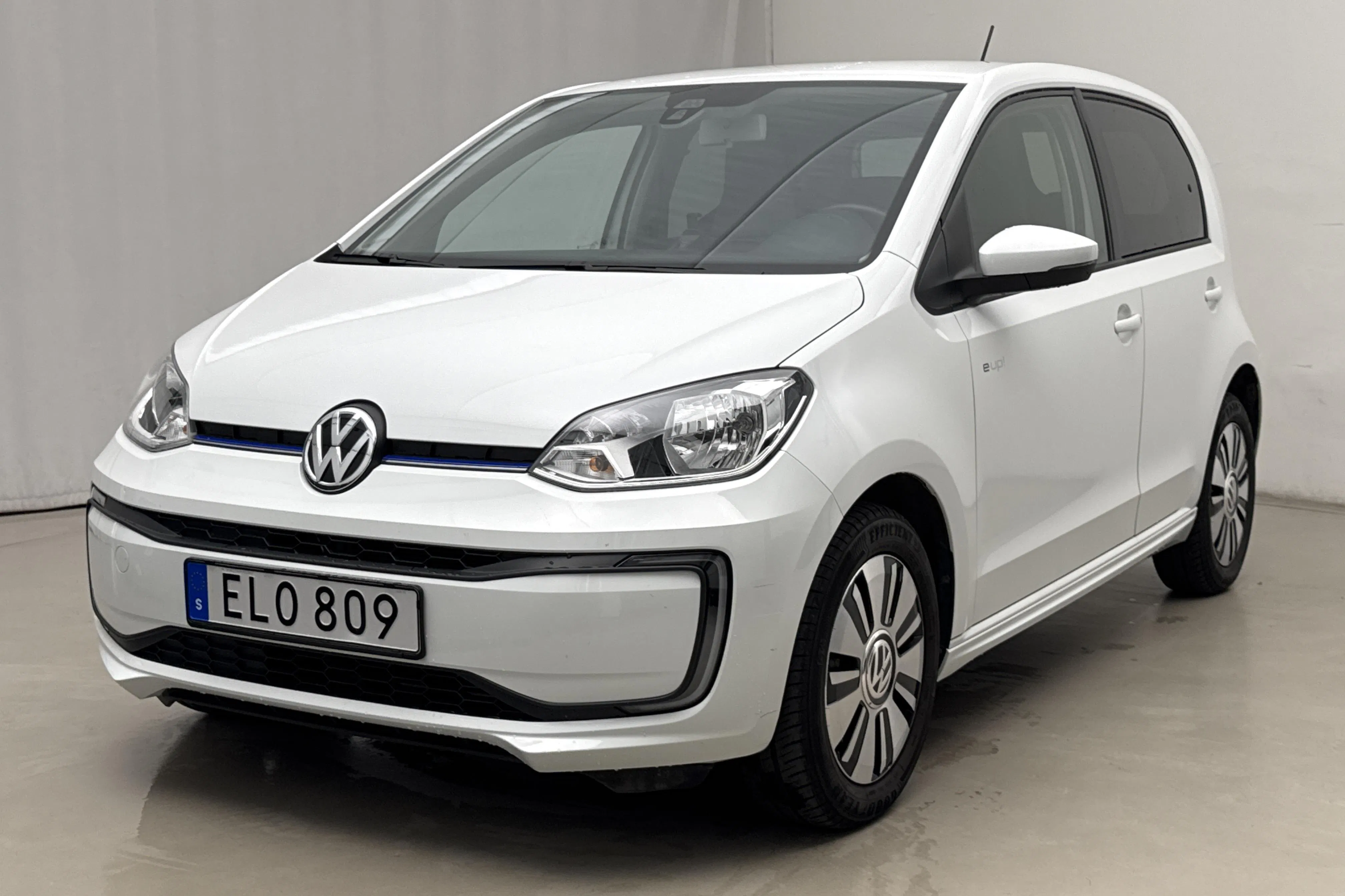 Presentation photo 1 of 18: VW e-up! (83hk) - 18 230 km - Automatic - white - 2019