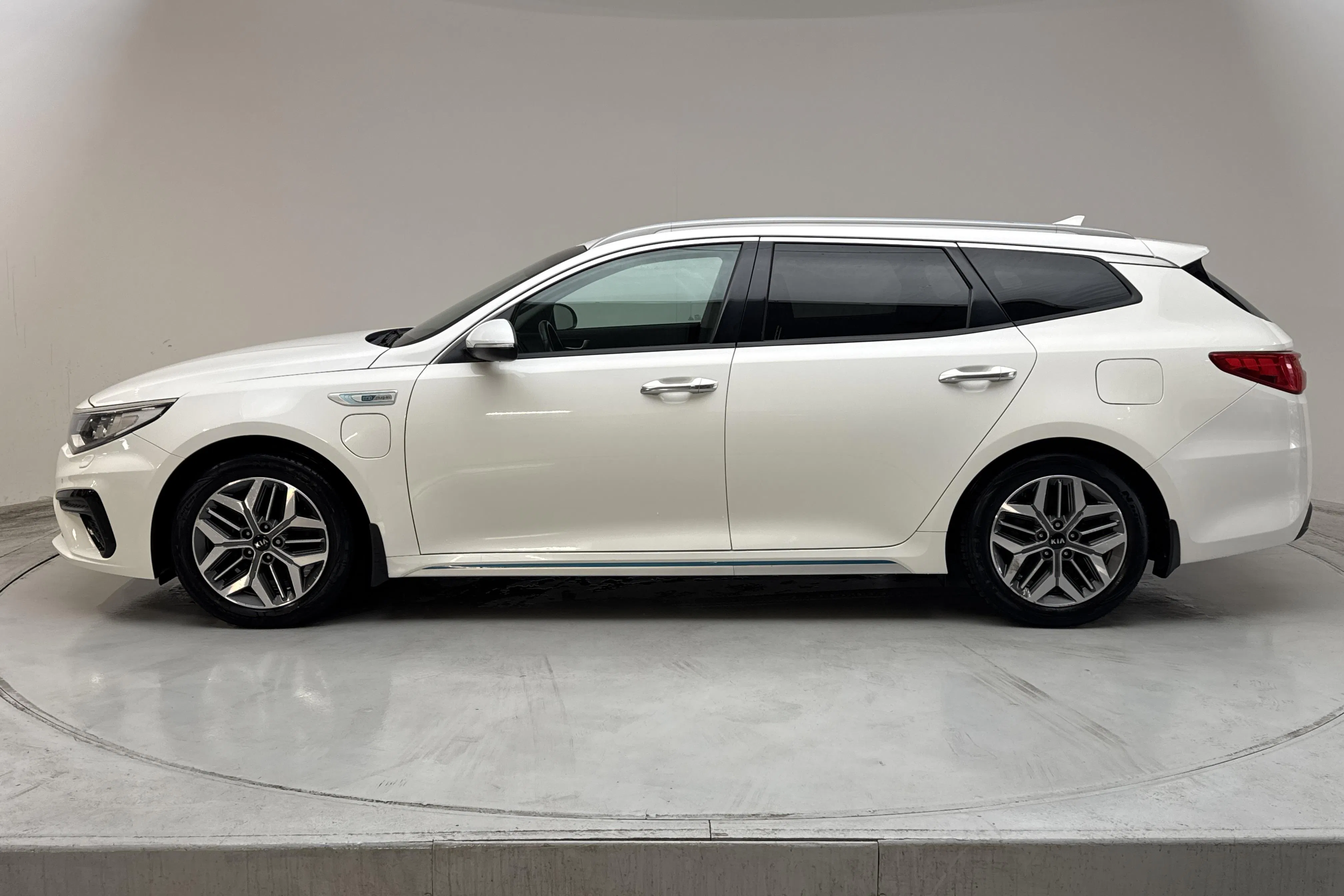 Presentationsfoto 2 av 17: KIA Optima 2.0 GDi Plug-in Hybrid SW (205hk) - 17 584 mil - Automat - vit - 2020