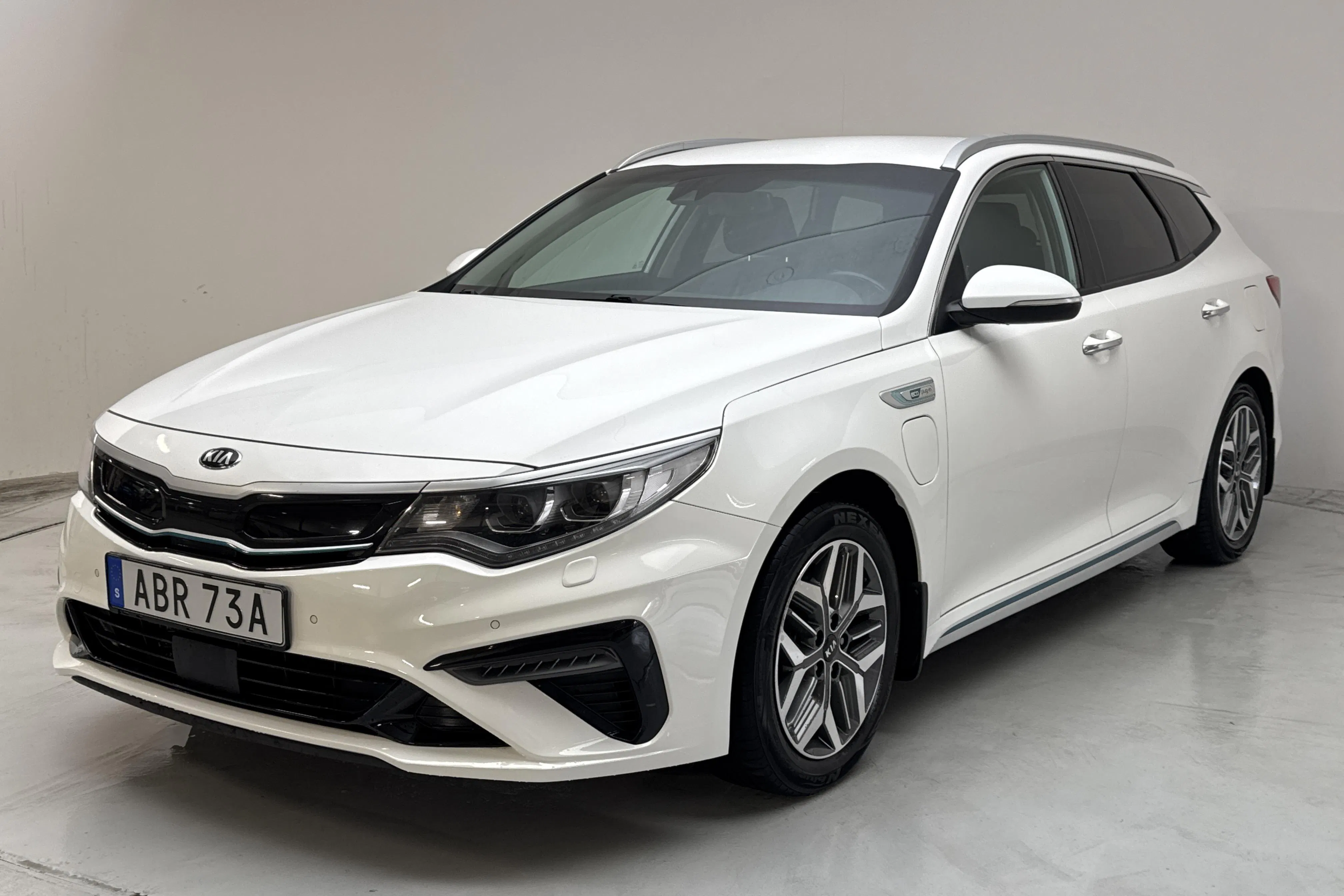 Presentationsfoto 1 av 17: KIA Optima 2.0 GDi Plug-in Hybrid SW (205hk) - 17 584 mil - Automat - vit - 2020