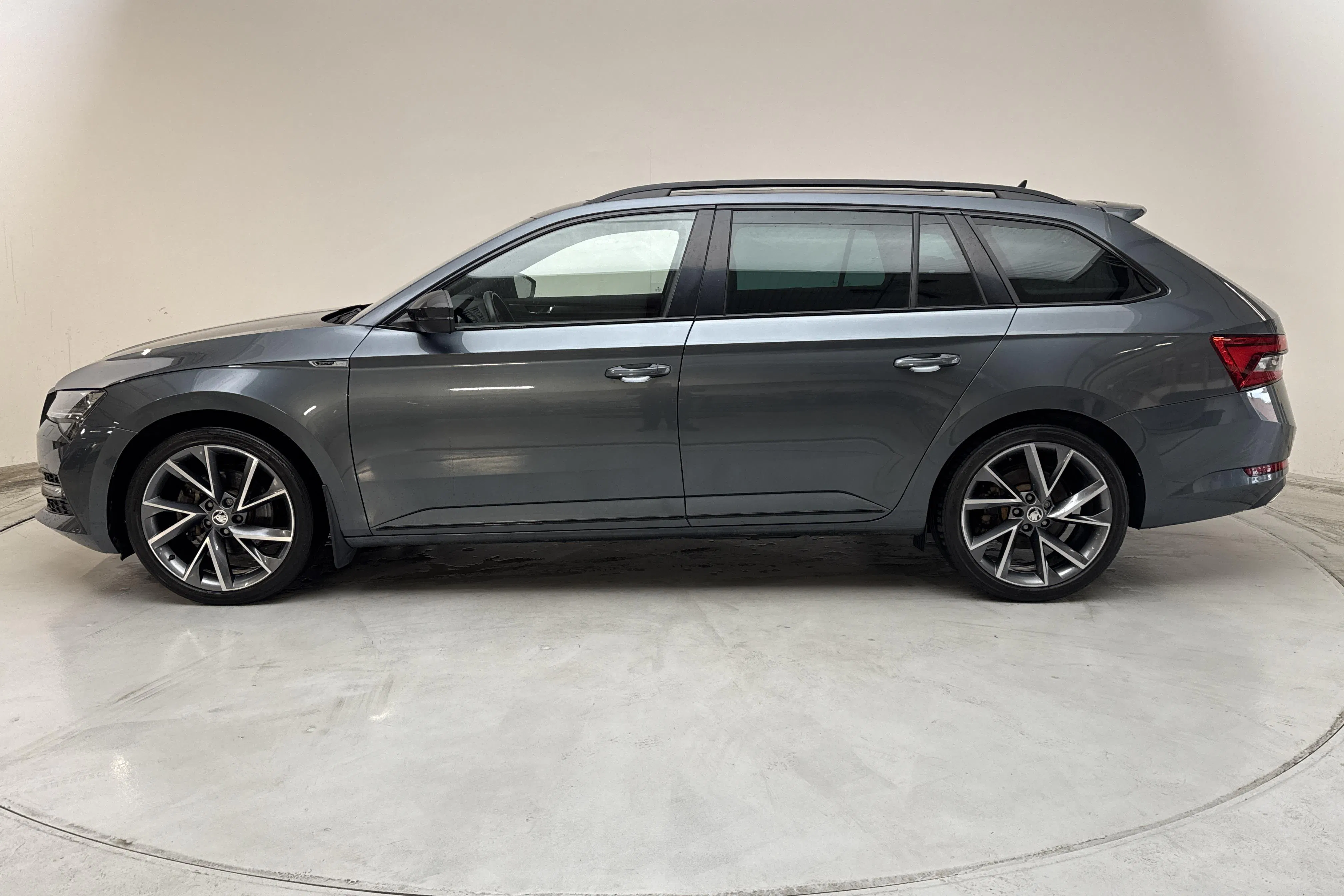 Presentationsfoto 2 av 18: Skoda Superb 1.4 TSI PHEV Kombi (218hk) - 10 455 mil - Automat - grå - 2021