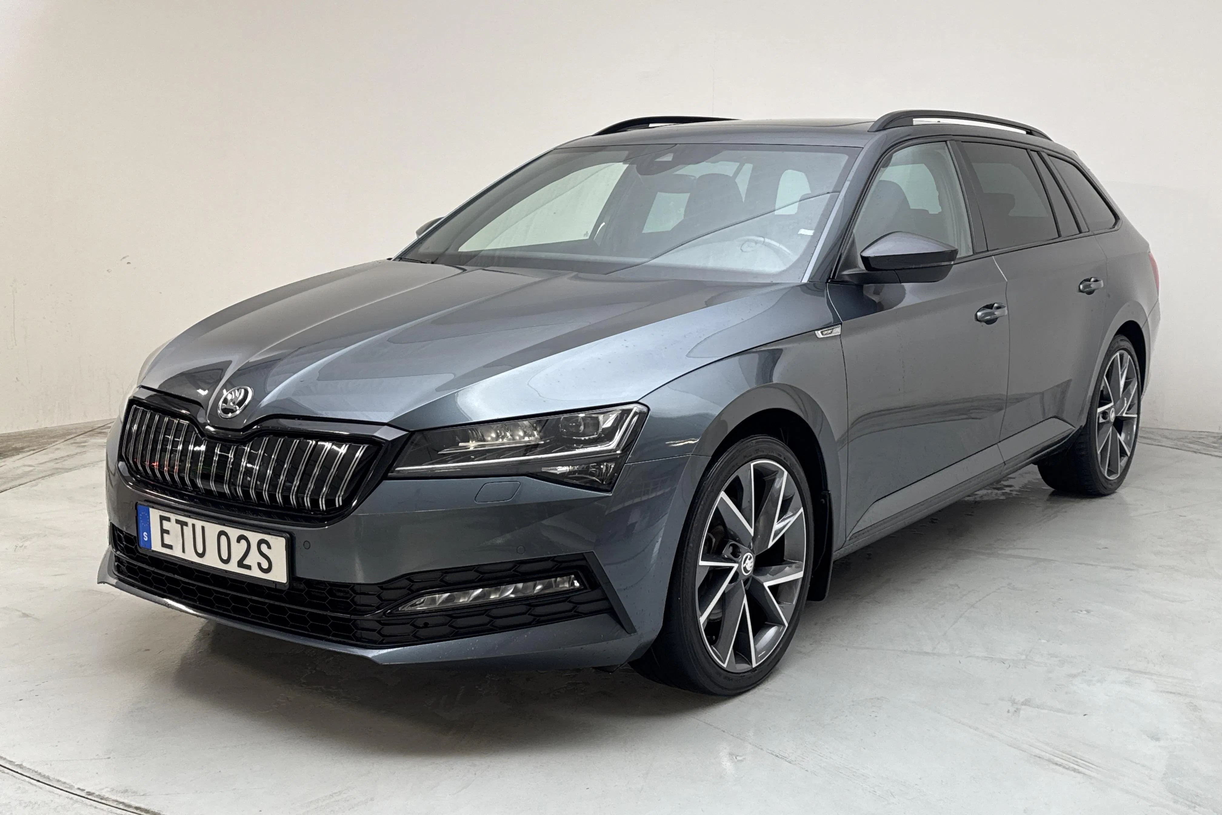 Presentationsfoto 1 av 18: Skoda Superb 1.4 TSI PHEV Kombi (218hk) - 10 455 mil - Automat - grå - 2021
