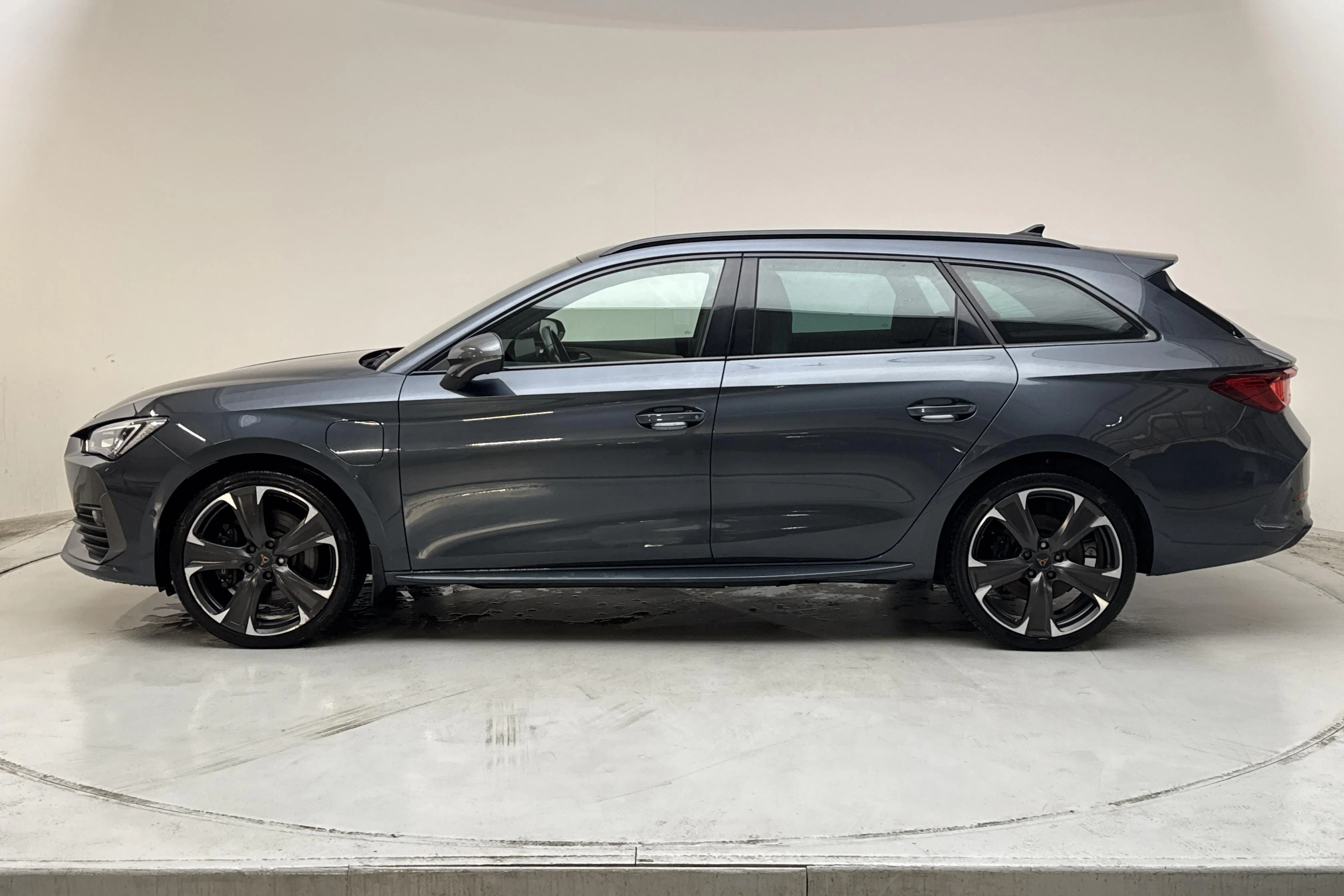 Presentationsfoto 2 av 16: Cupra Leon VZ 1.4 e-HYBRID Sportstourer (245hk) - 12 733 mil - Automat - grå - 2021