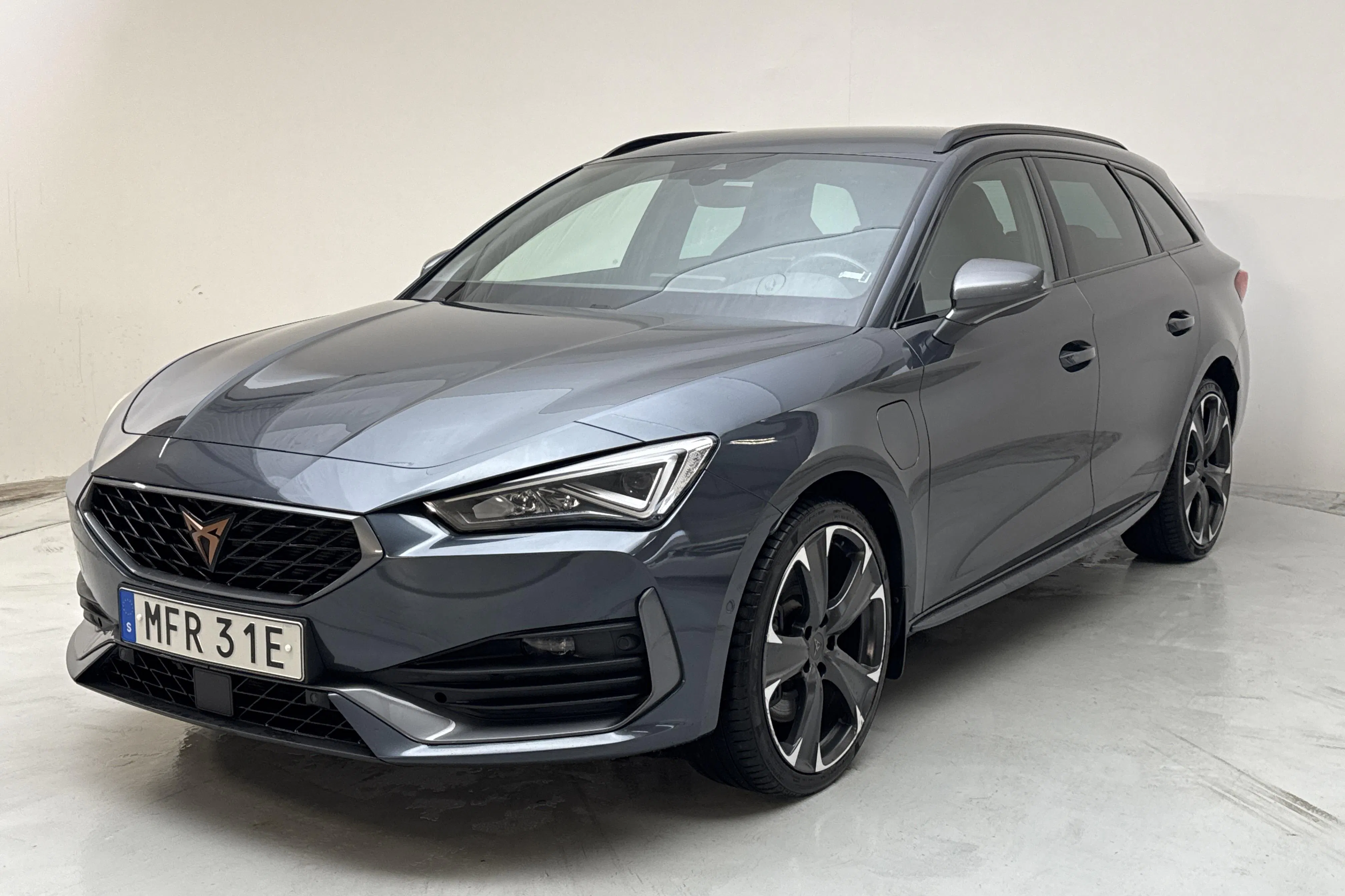 Presentationsfoto 1 av 16: Cupra Leon VZ 1.4 e-HYBRID Sportstourer (245hk) - 12 733 mil - Automat - grå - 2021