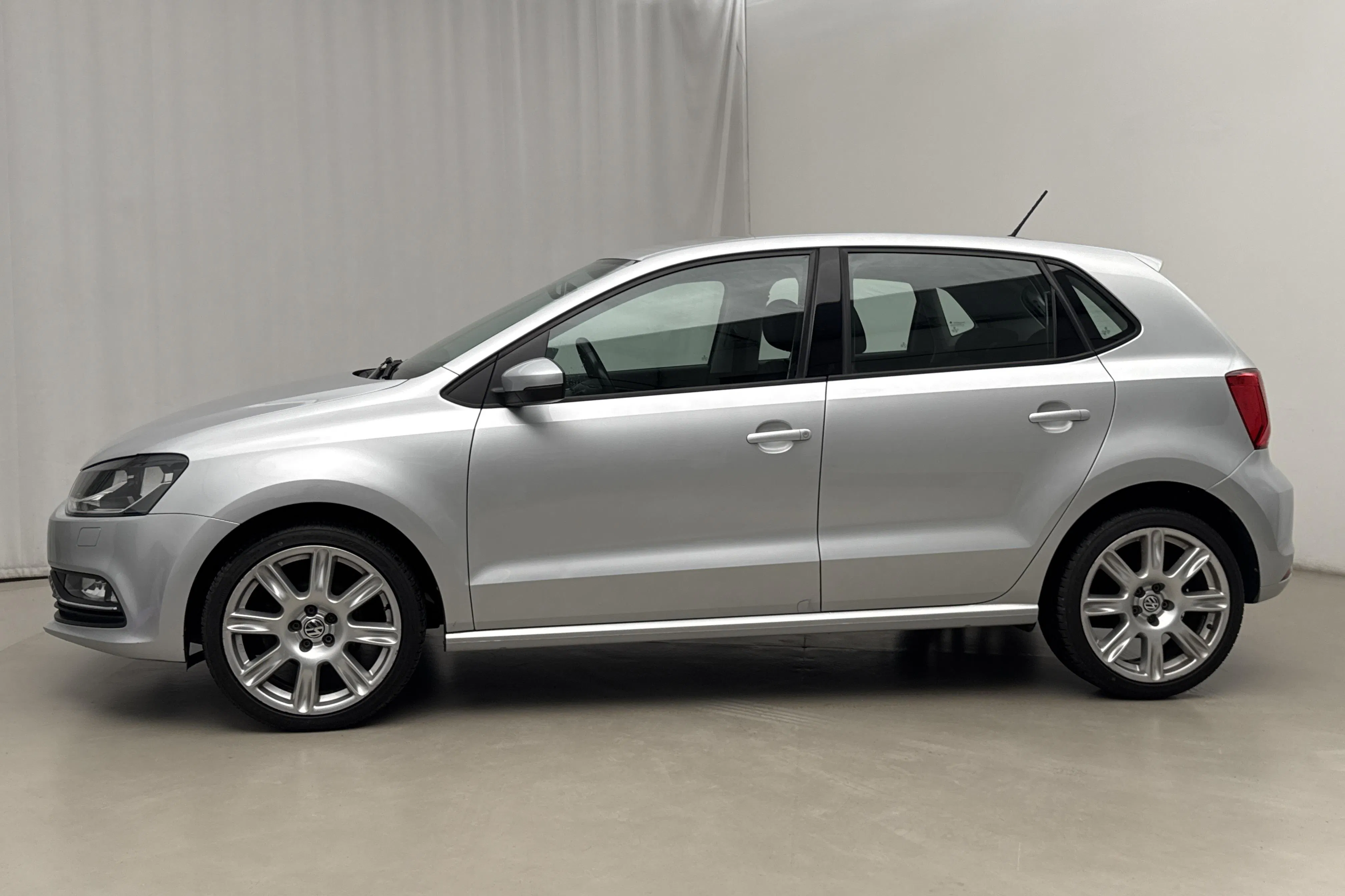 Presentationsfoto 2 av 16: VW Polo 1.2 TSI 5dr (90hk) - 9 115 mil - Manuell - silver - 2016