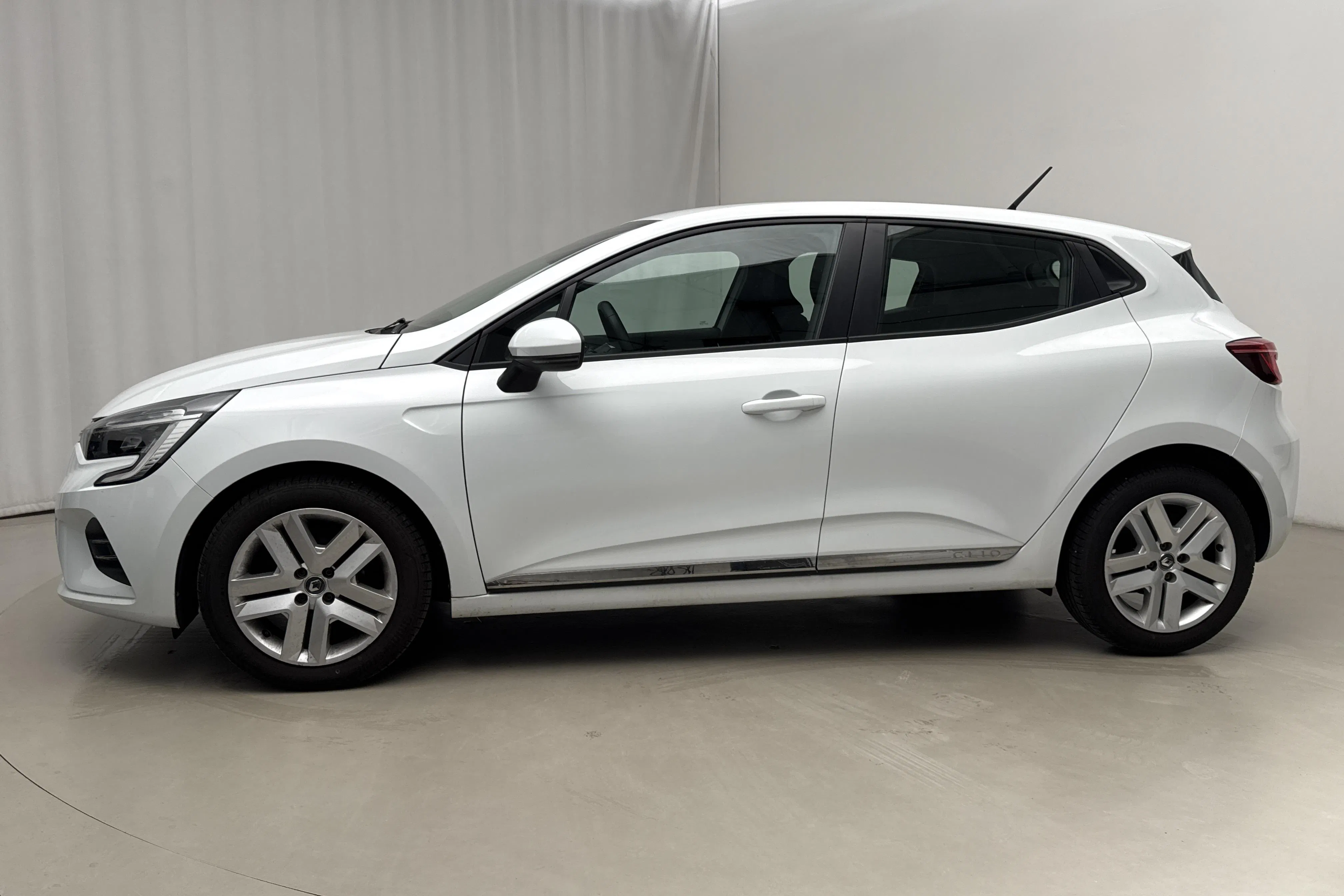 Presentationsfoto 2 av 16: Renault Clio V 1.0 TCe 5dr (90hk) - 2 872 mil - Manuell - vit - 2022