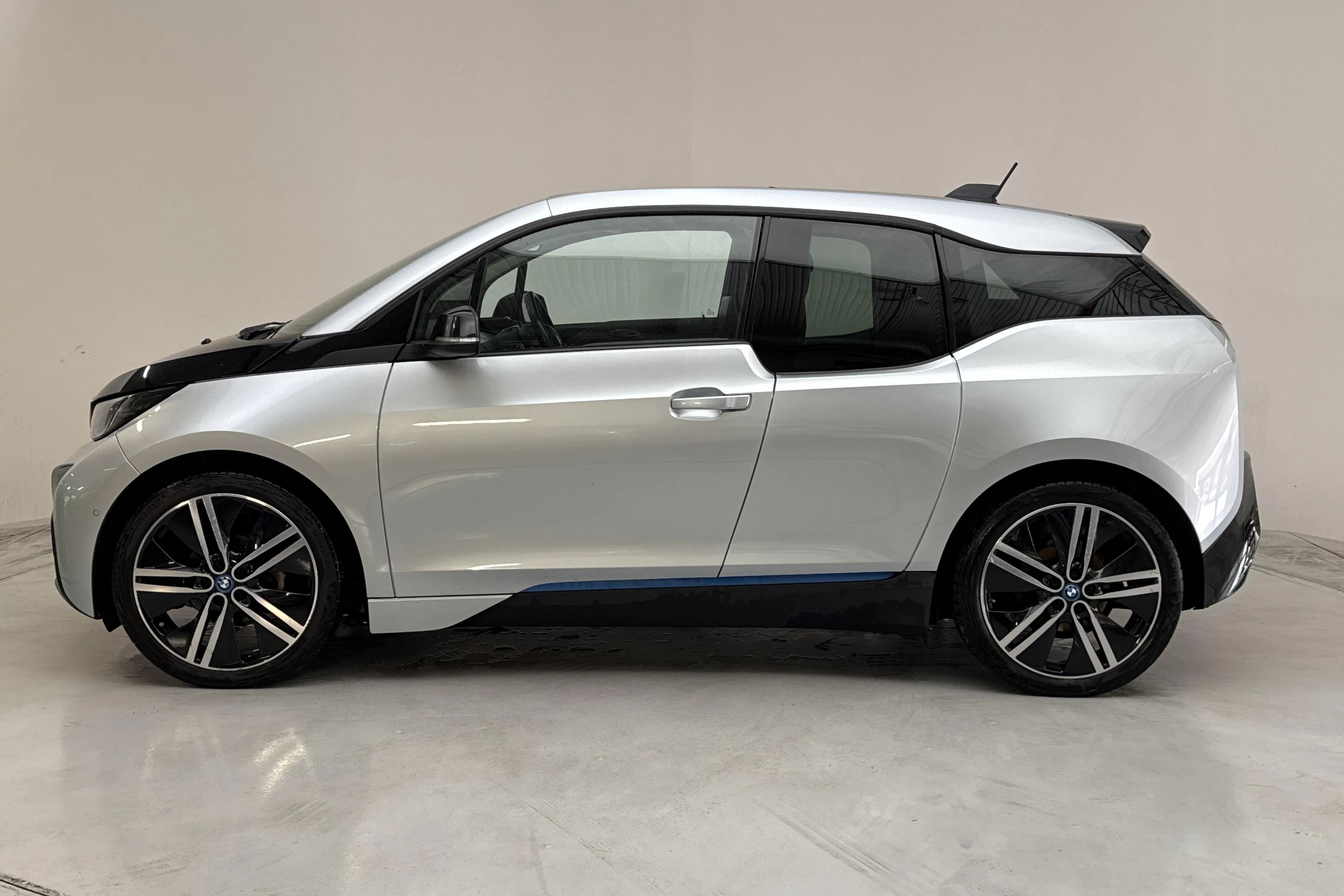 Presentation photo 2 of 17: BMW i3 60Ah REX, I01 (170hk) - 111 400 km - Automatic - silver - 2016