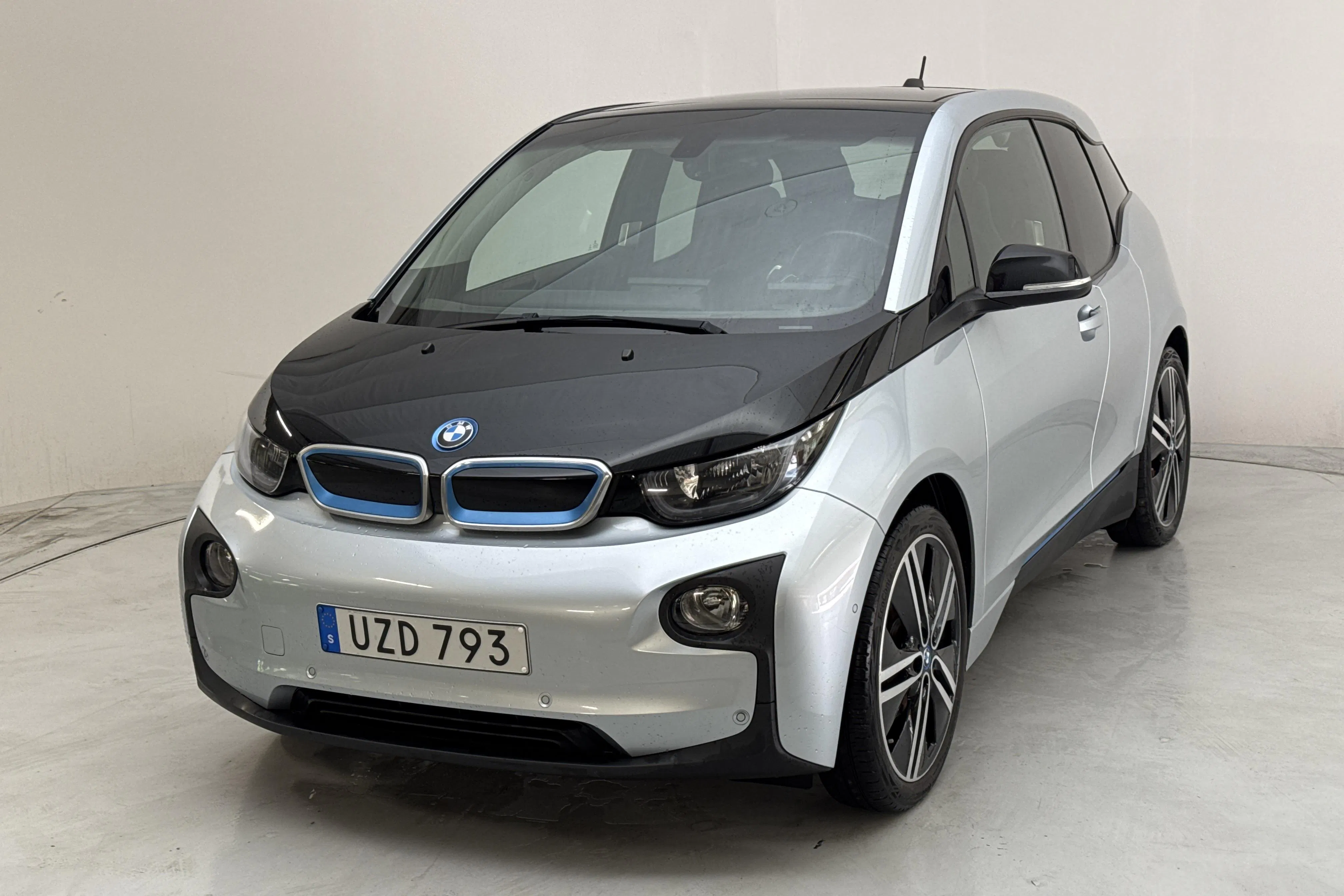 Presentation photo 1 of 17: BMW i3 60Ah REX, I01 (170hk) - 111 400 km - Automatic - silver - 2016