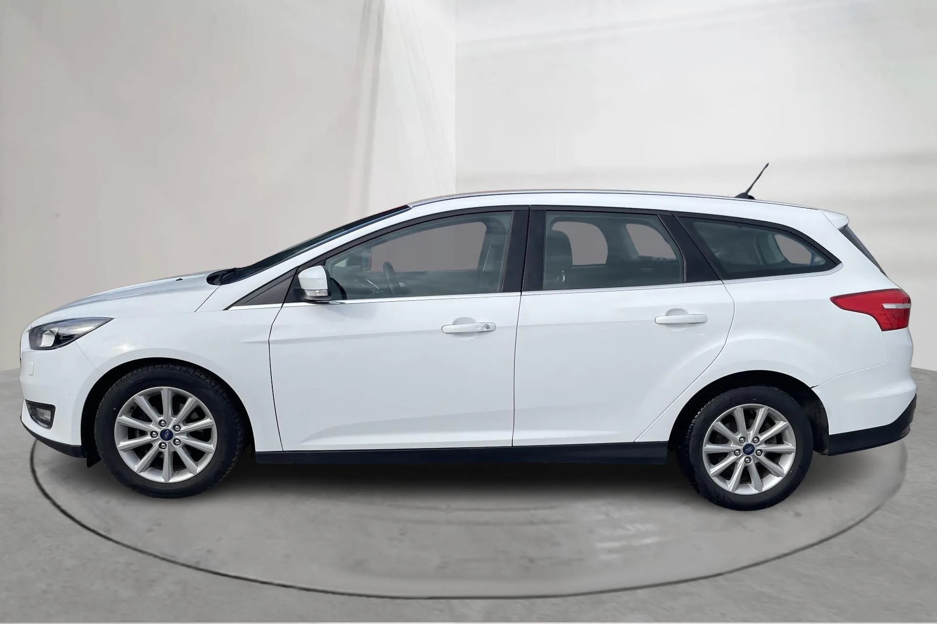 Presentationsfoto 2 av 20: Ford Focus 1.5 TDCi Kombi (120hk) - 16 736 mil - Manuell - vit - 2018