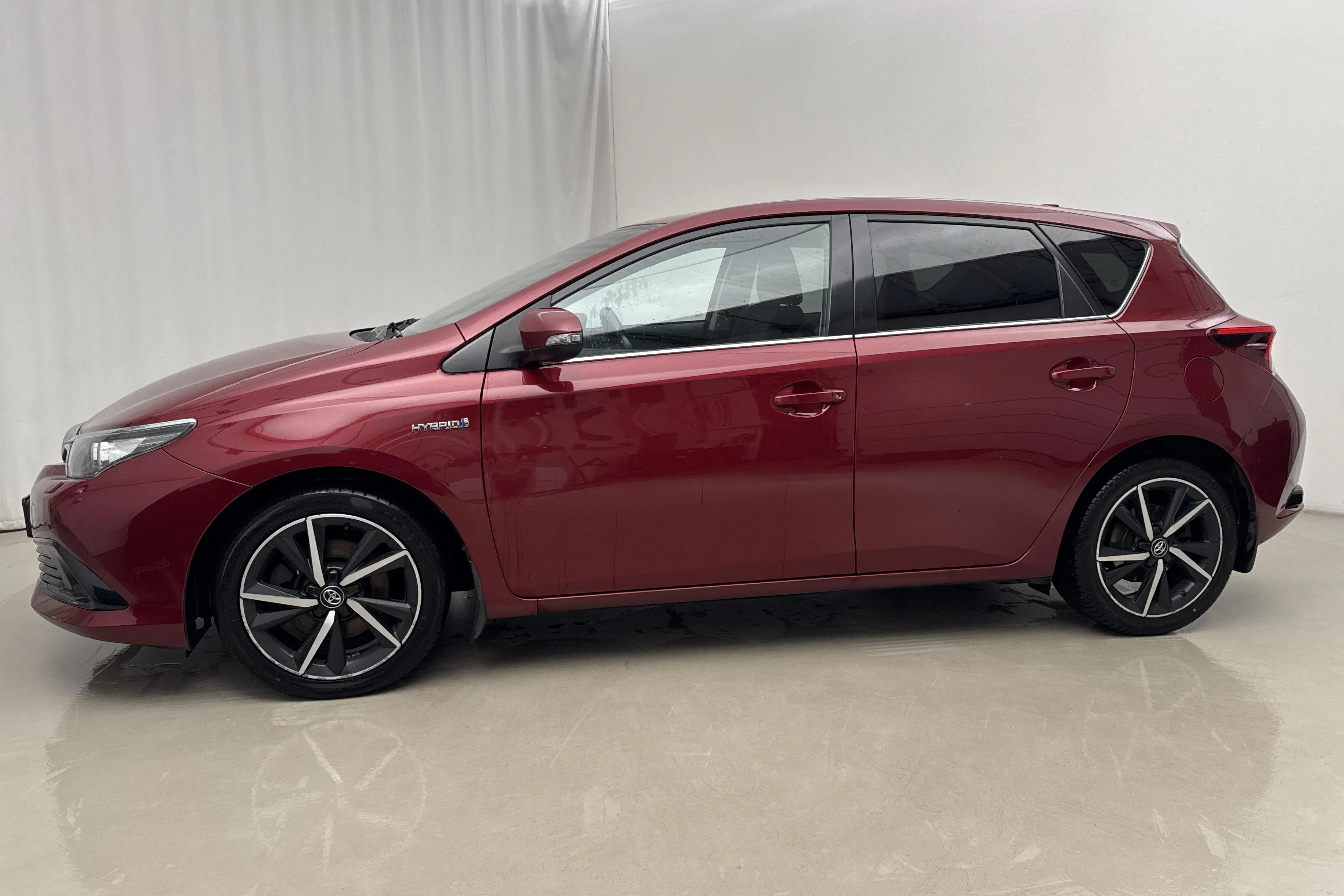 Presentation photo 2 of 16: Toyota Auris 1.8 HSD 5dr (99hk) - 148 800 km - Automatic - red - 2017