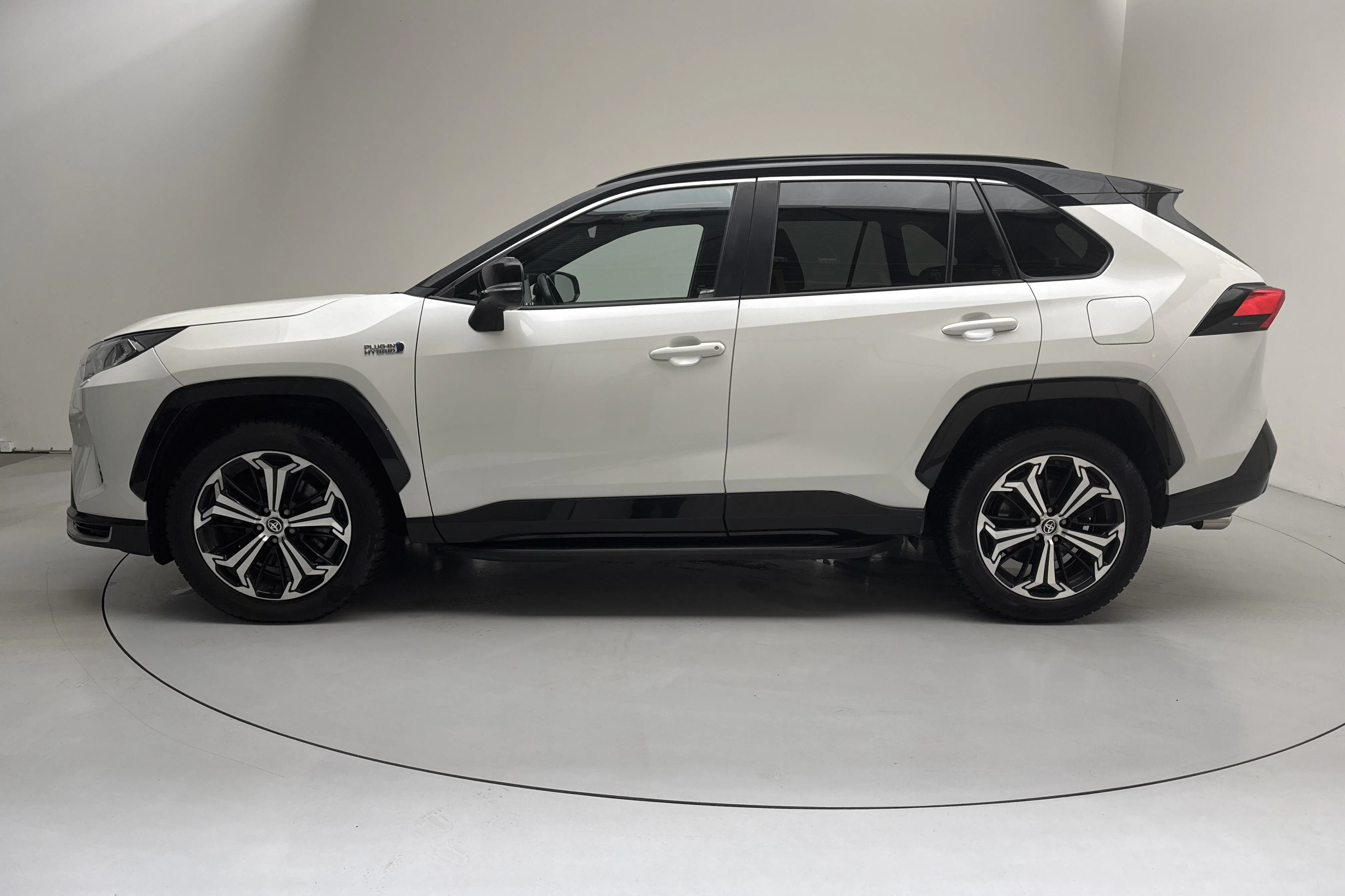 Presentationsfoto 2 av 18: Toyota RAV4 2.5 Plug-in Hybrid AWDi (306hk) - 14 754 mil - Automat - vit - 2021