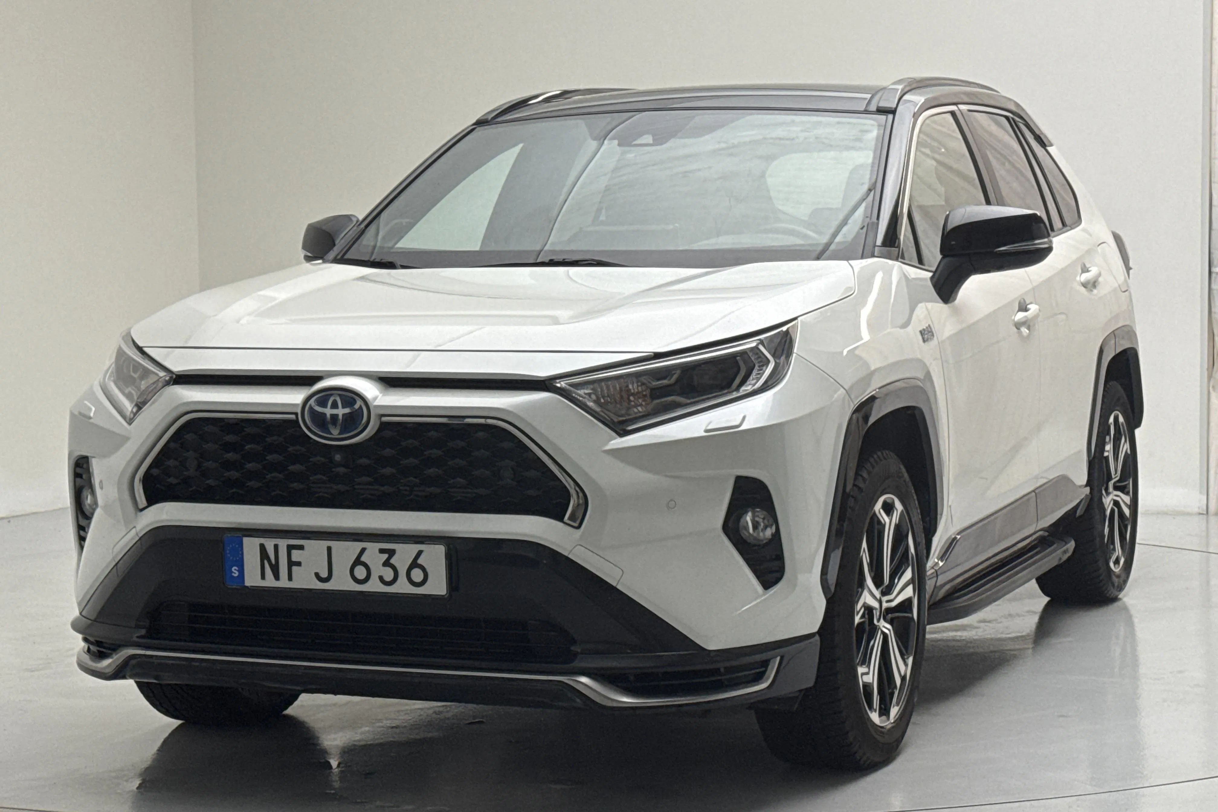 Presentationsfoto 1 av 18: Toyota RAV4 2.5 Plug-in Hybrid AWDi (306hk) - 14 754 mil - Automat - vit - 2021