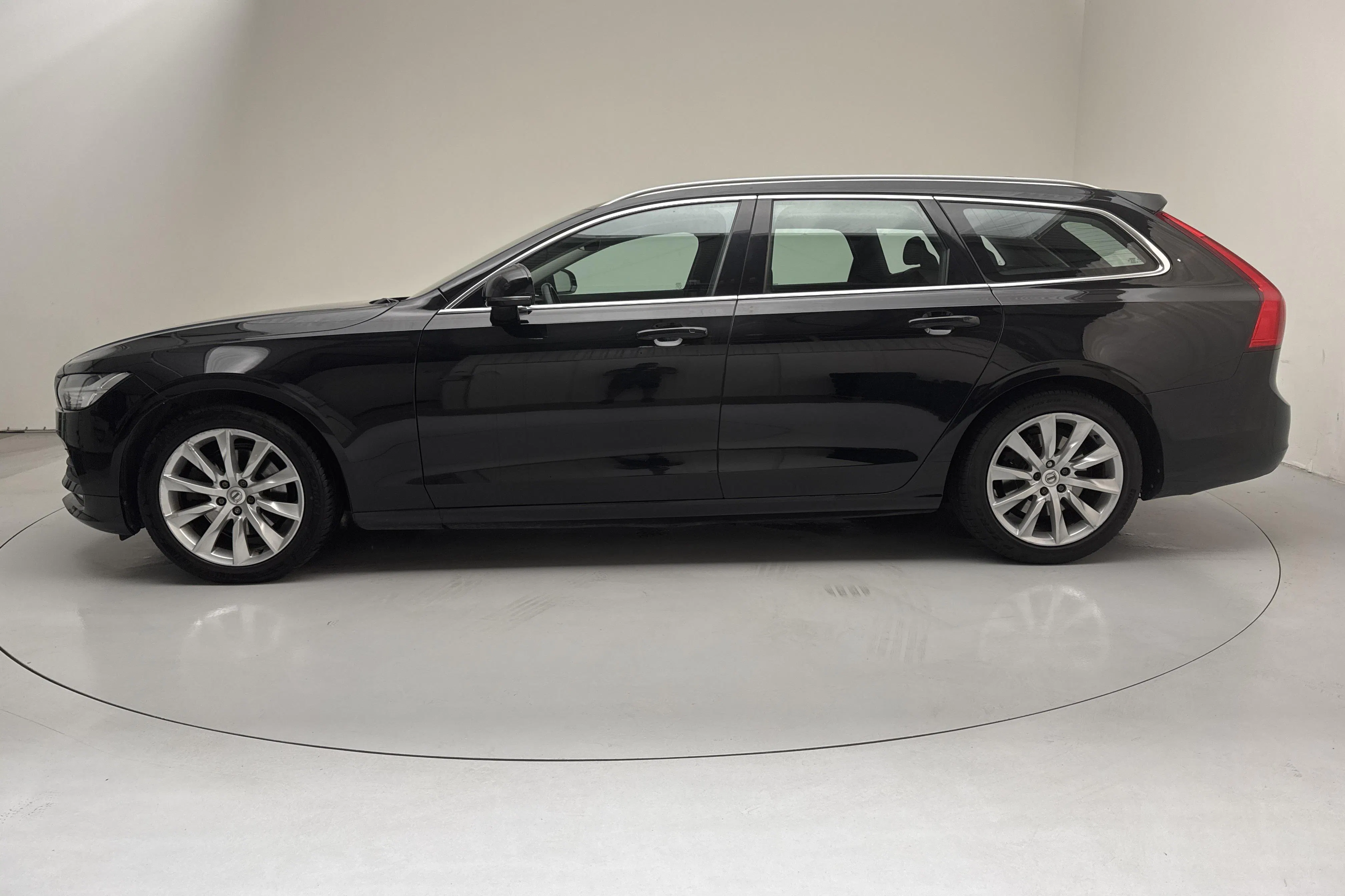 Presentationsfoto 2 av 14: Volvo V90 T5 (254hk) - 23 675 mil - Automat - svart - 2017