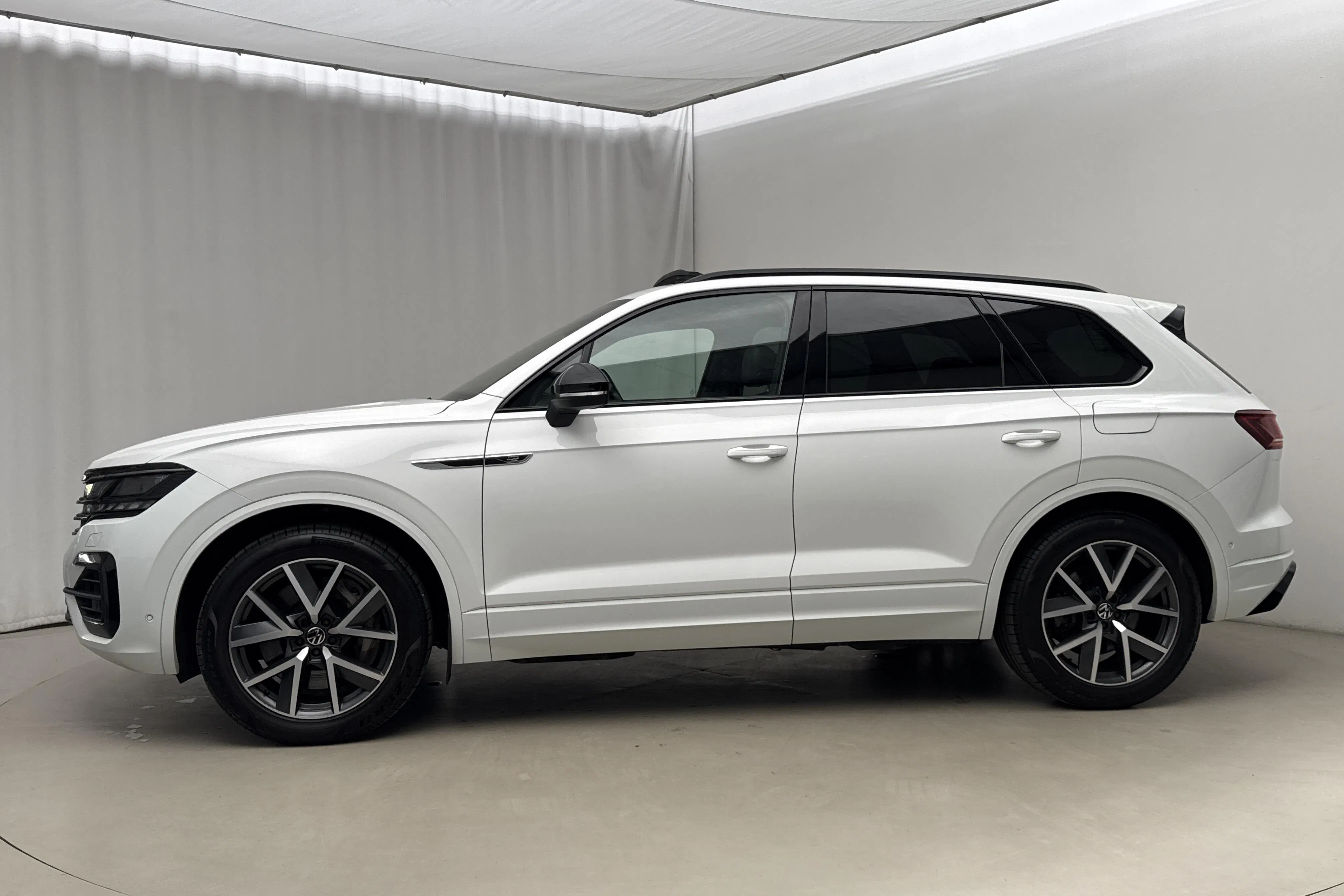 Presentation photo 2 of 25: VW Touareg R V6 TSI e-Hybrid 4Motion (462hk) - 127 050 km - Automatic - white - 2023