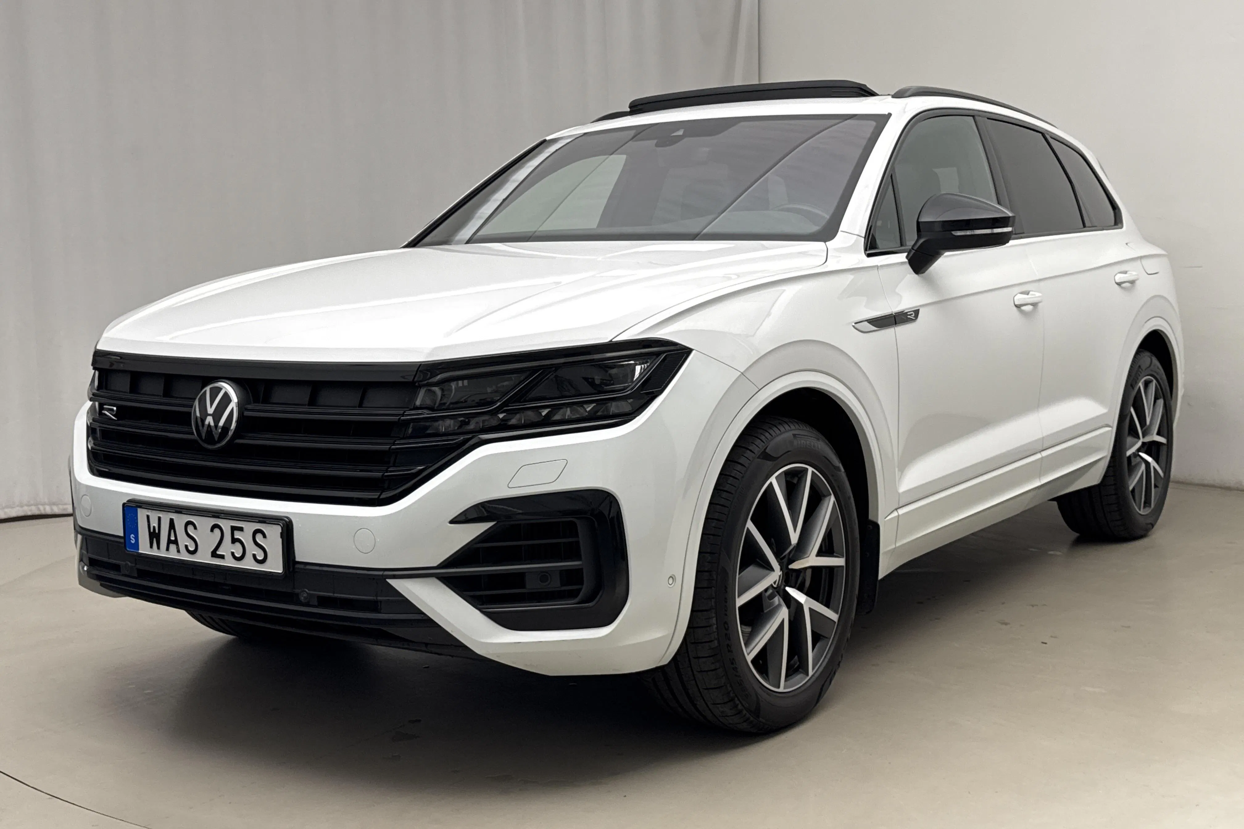 Presentation photo 1 of 25: VW Touareg R V6 TSI e-Hybrid 4Motion (462hk) - 127 050 km - Automatic - white - 2023