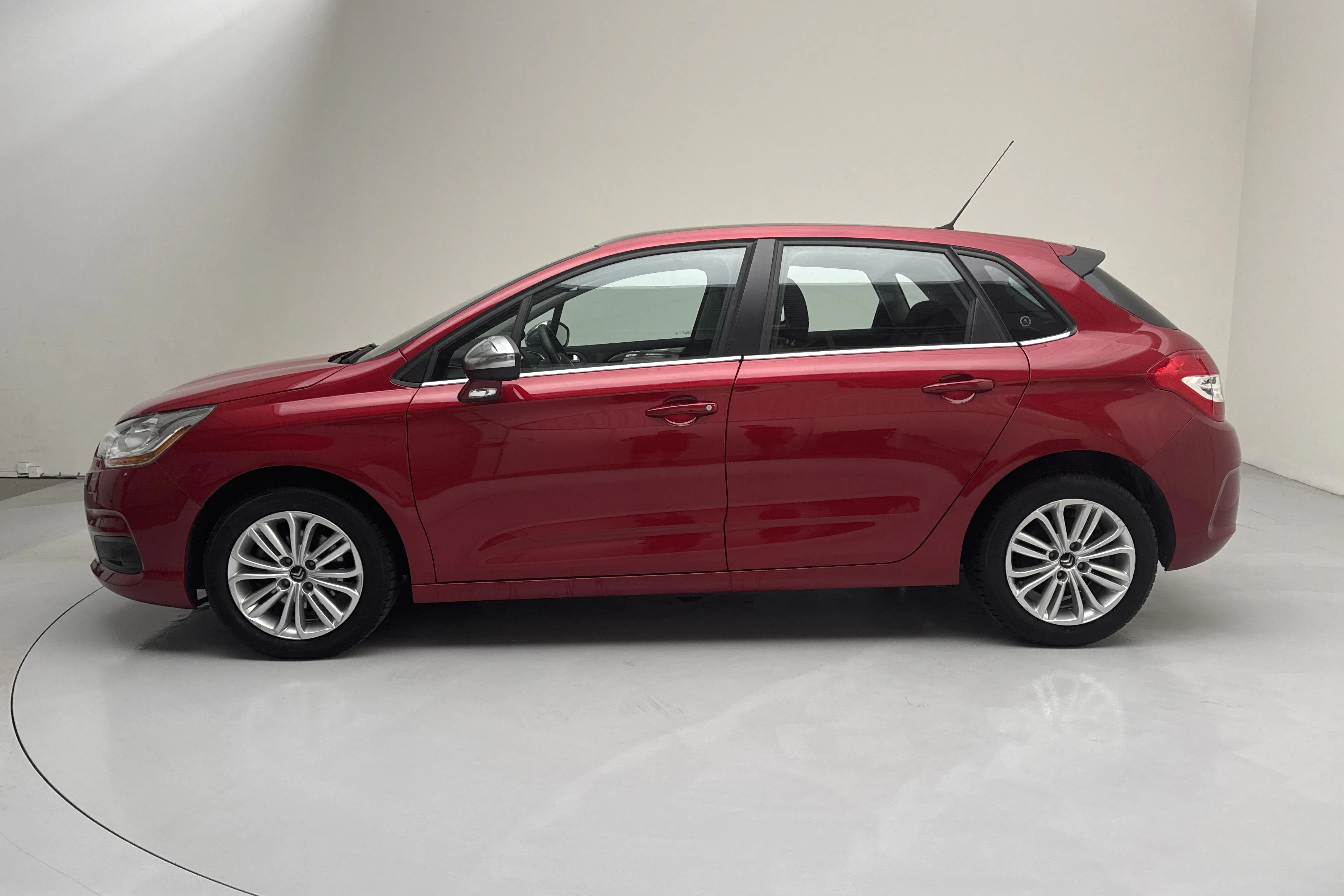 Presentation photo 2 of 14: Citroën C4 1.2 (130hk) - 30 830 km - Manual - red - 2014