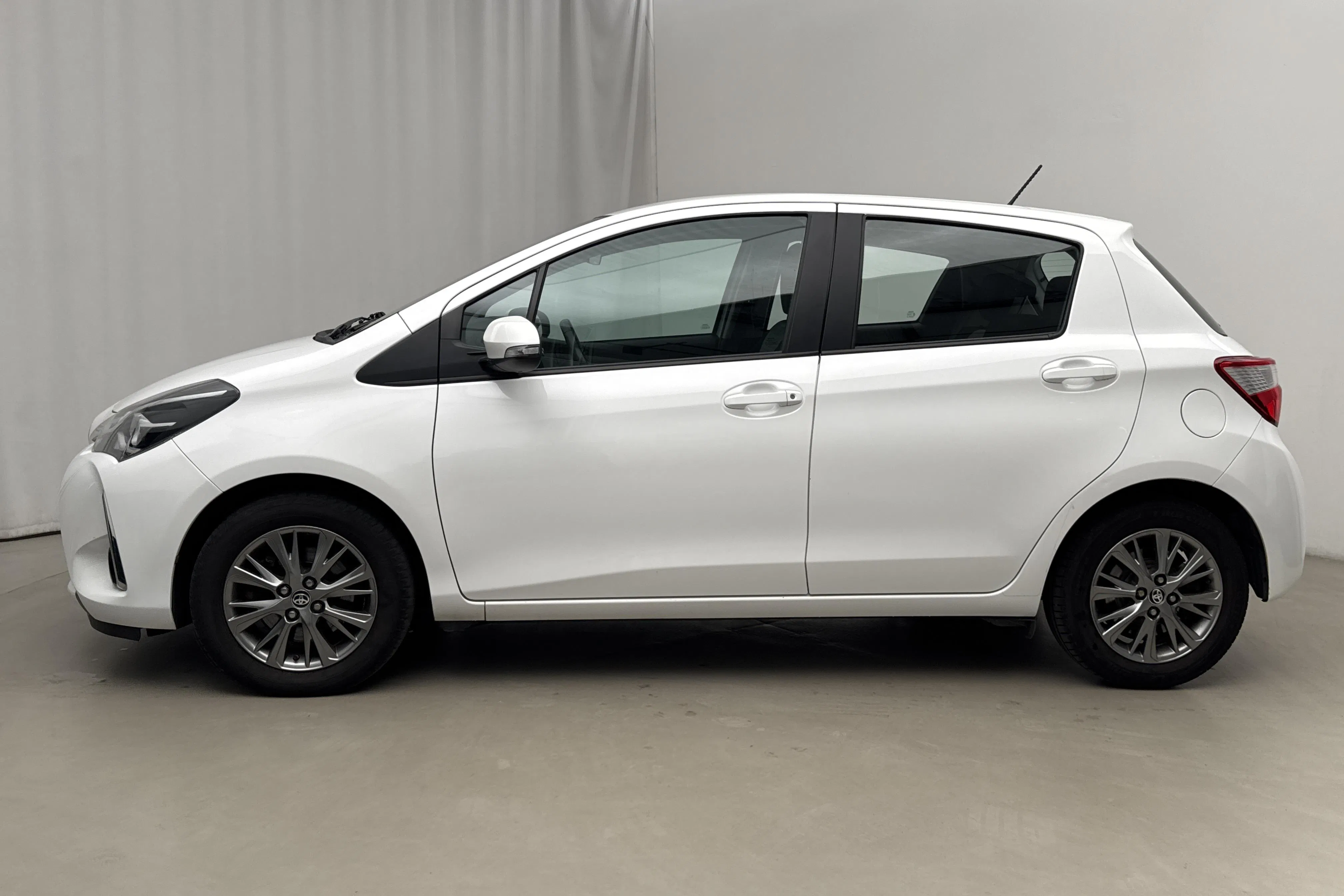 Presentation photo 2 of 16: Toyota Yaris 1.5 Hybrid 5dr (101hk) - 133 640 km - Automatic - white - 2018