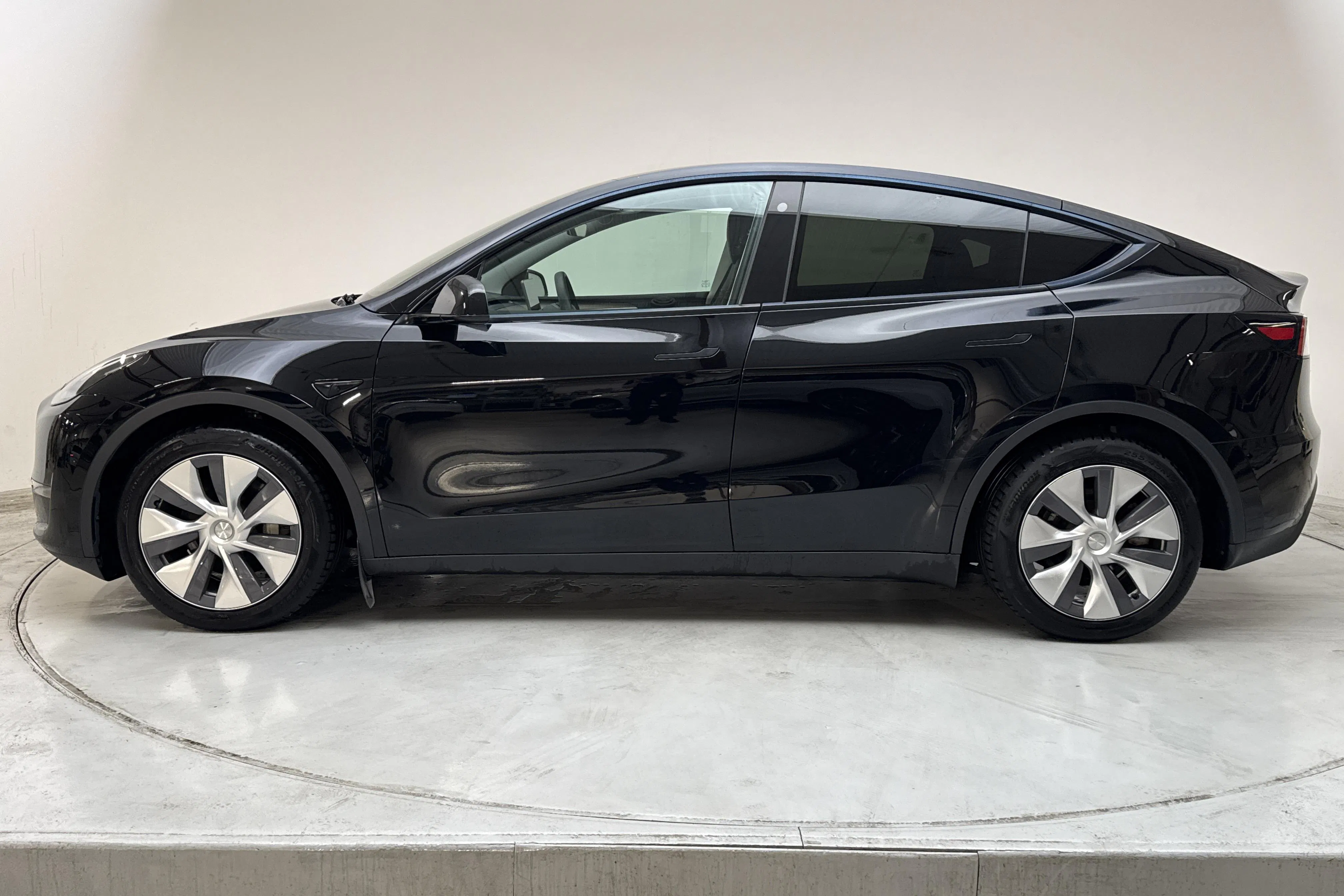 Presentationsfoto 2 av 19: Tesla Model Y Long Range Dual Motor AWD - 10 156 mil - Automat - svart - 2024