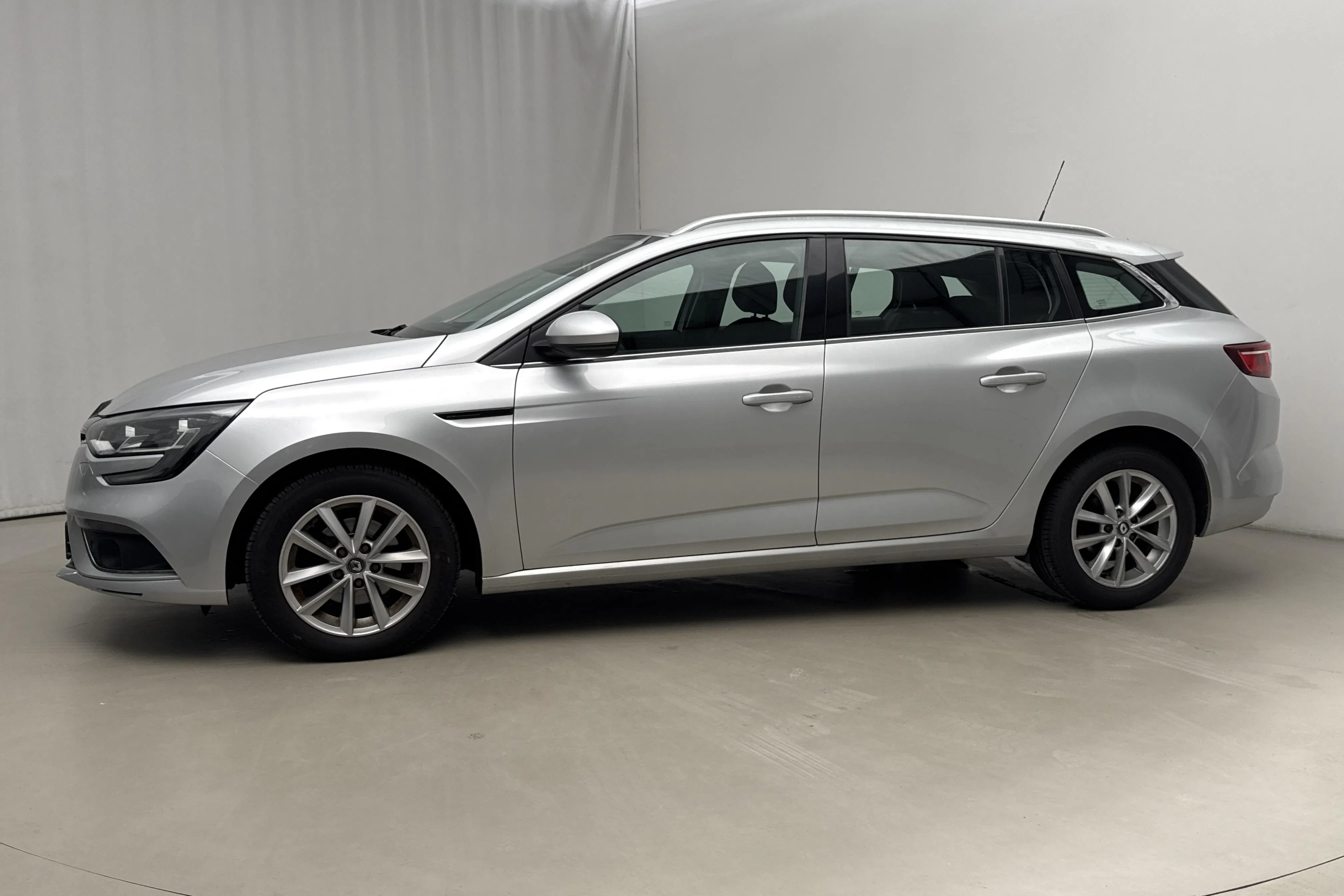 Presentation photo 2 of 17: Renault Mégane 1.2 TCe Sport Tourer (130hk) - 163 130 km - Manual - silver - 2016