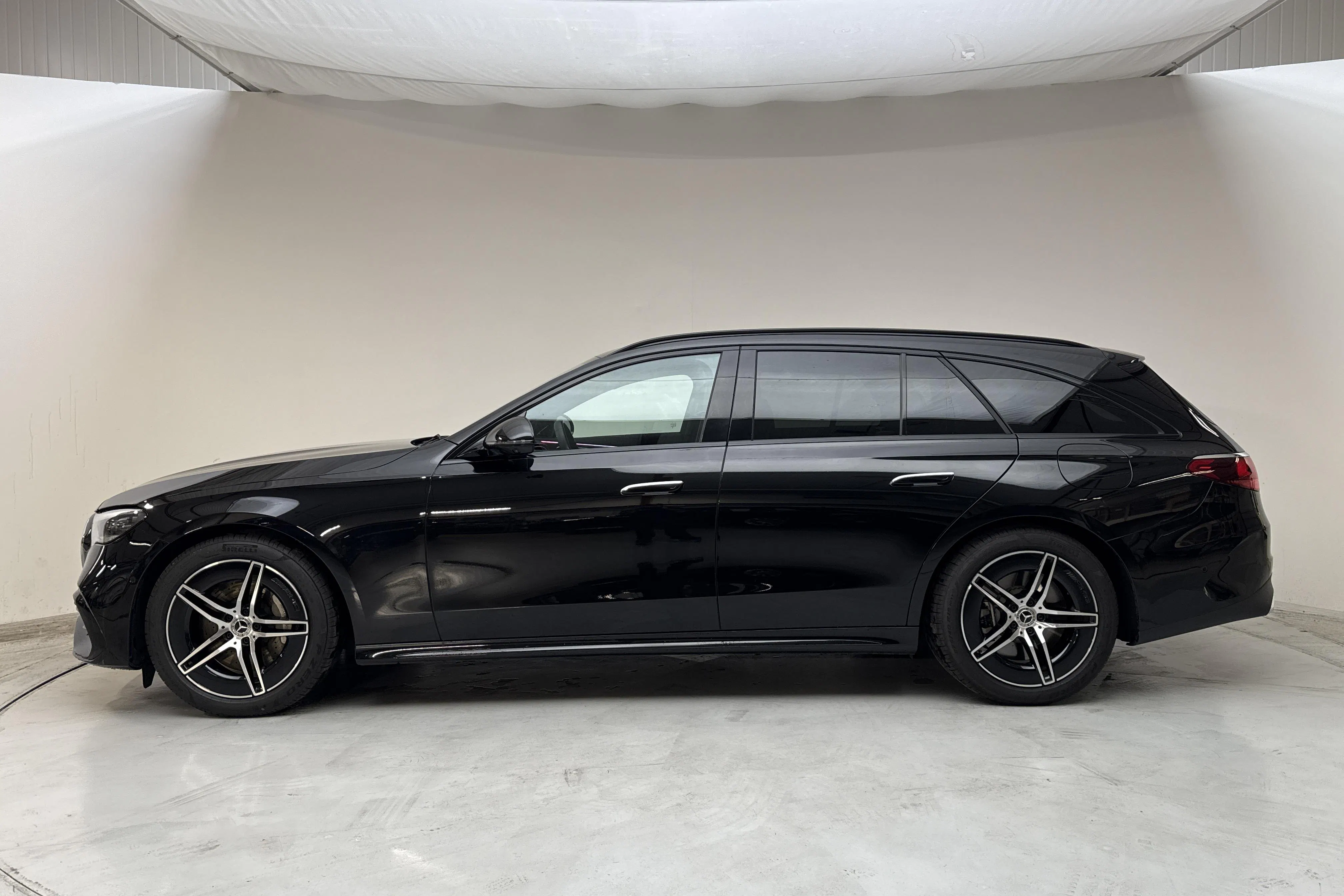 Presentationsfoto 2 av 18: Mercedes E 300 e Kombi S214 (313hk) - 1 388 mil - Automat - svart - 2026