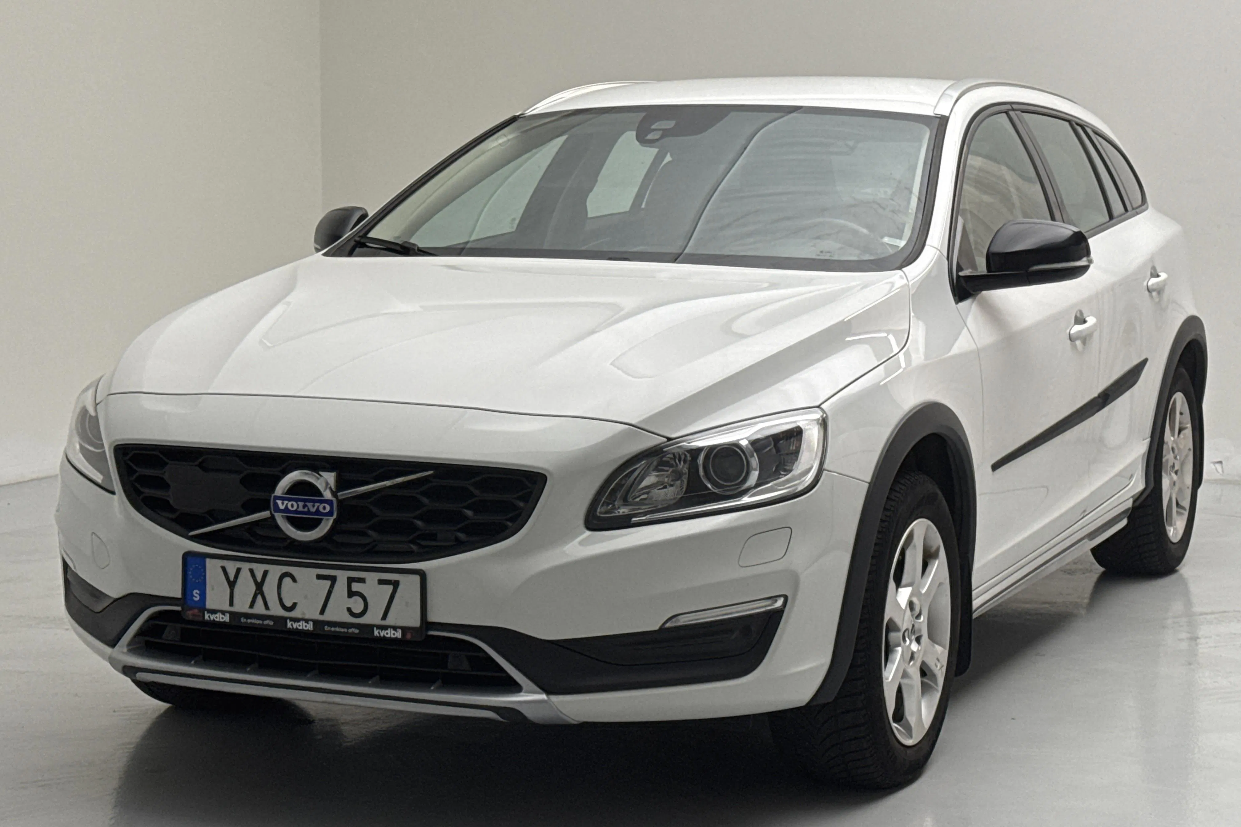 Presentation photo 1 of 15: Volvo V60 D4 Cross Country AWD (190hk) - 194 360 km - Automatic - white - 2018