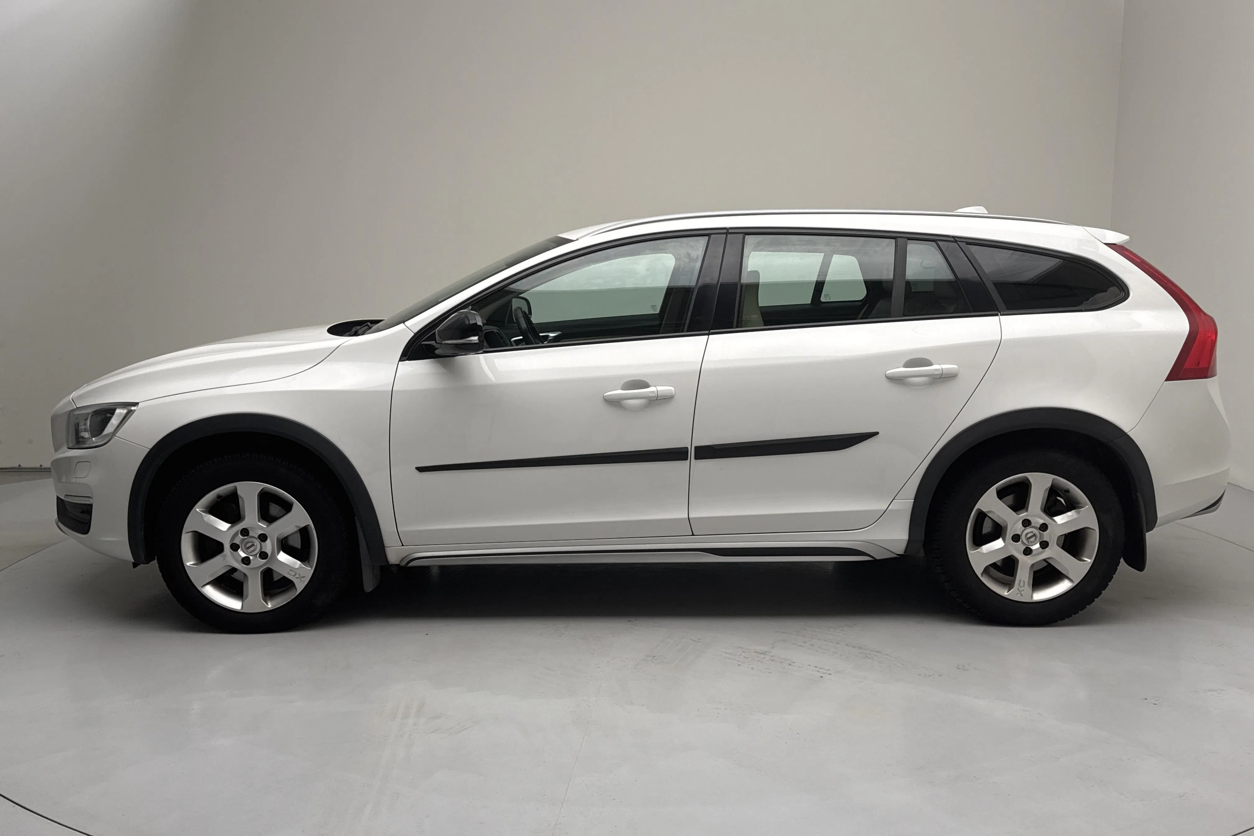 Presentation photo 2 of 15: Volvo V60 D4 Cross Country AWD (190hk) - 194 360 km - Automatic - white - 2018
