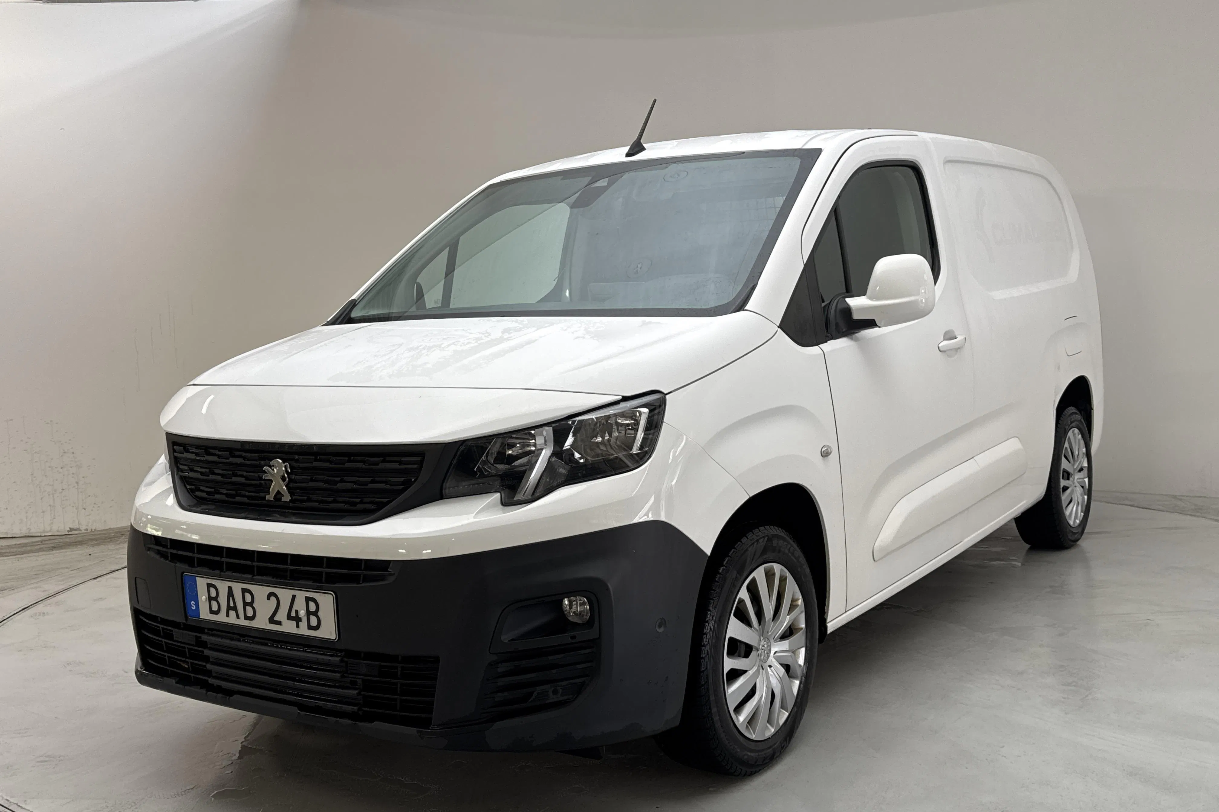 Presentation photo 1 of 12: Peugeot Partner 1.5 HDI Skåp (100hk) - 110 960 km - Manual - white - 2019