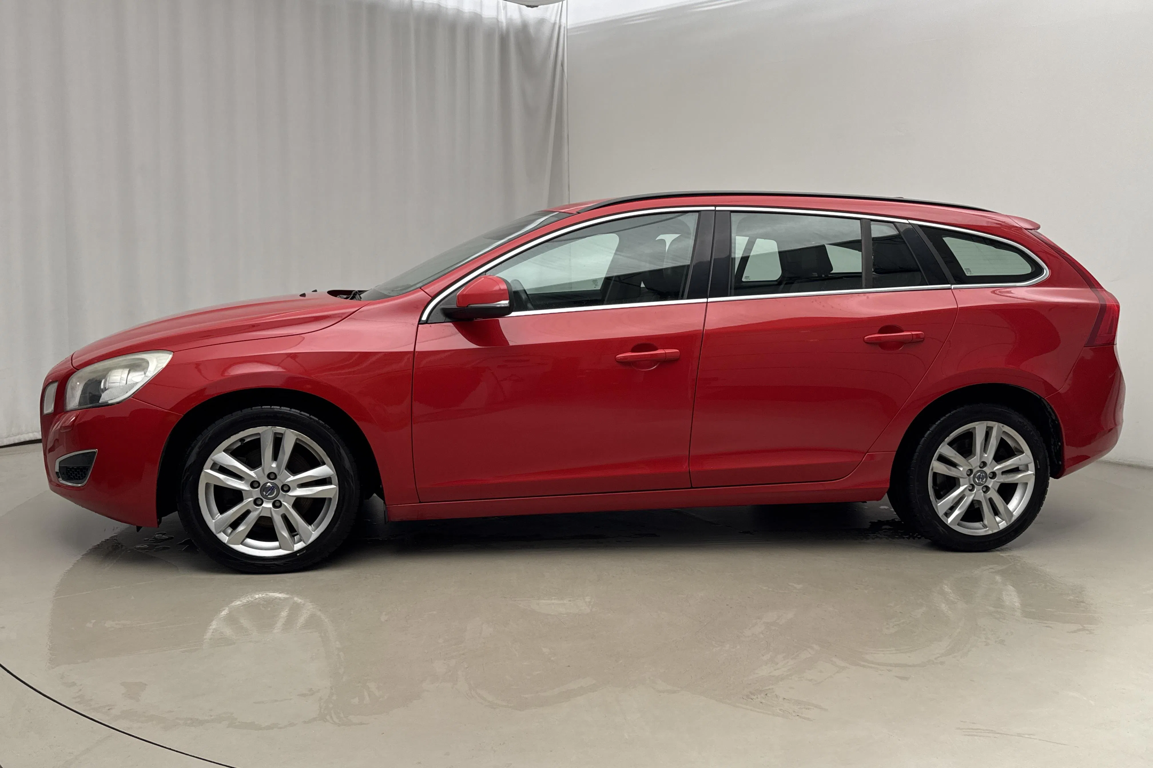 Presentation photo 2 of 14: Volvo V60 D3 (136hk) - 159 710 km - Manual - red - 2013