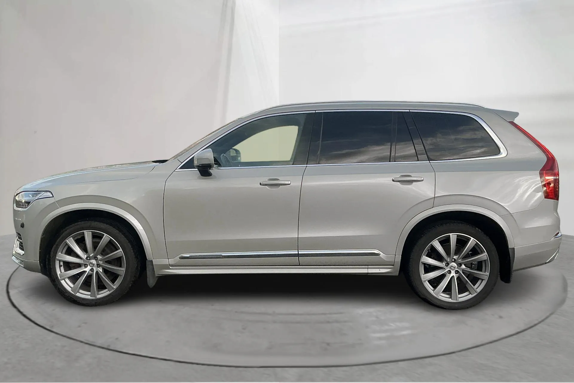 Presentationsfoto 2 av 21: Volvo XC90 B5 Mildhybrid, Diesel AWD (235hk) - 14 004 mil - Automat - vit - 2020