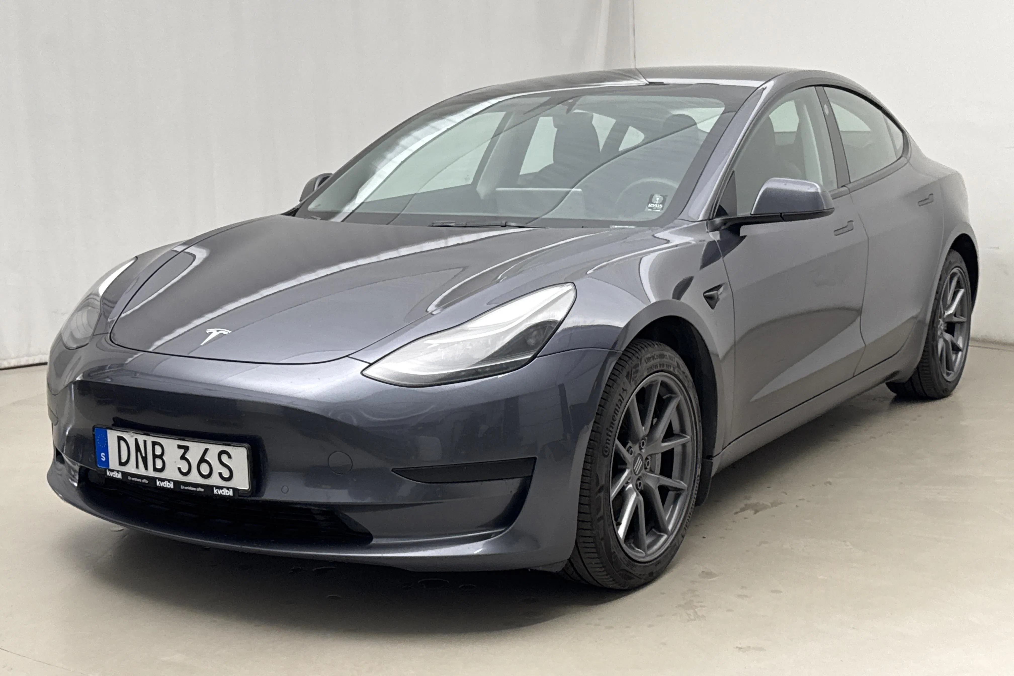 Presentationsfoto 1 av 24: Tesla Model 3 Standard Range RWD - 14 911 mil - Automat - grå - 2021