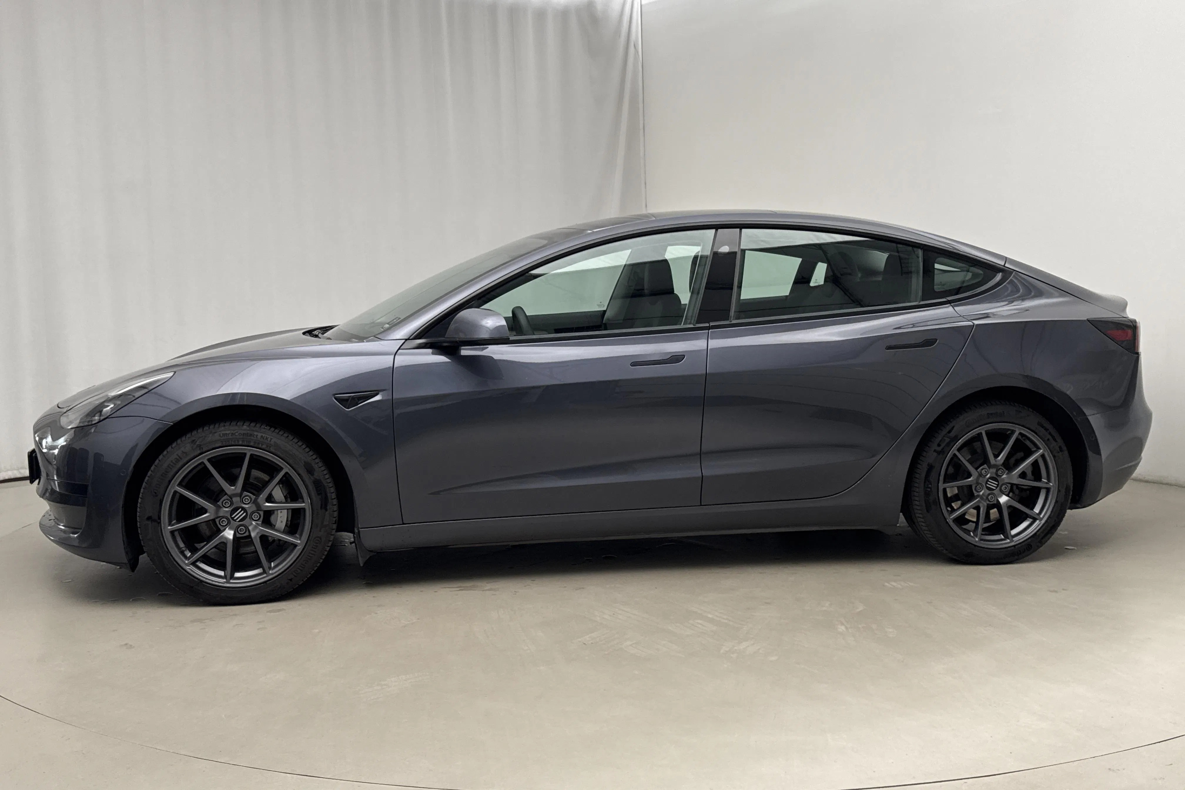 Presentationsfoto 2 av 24: Tesla Model 3 Standard Range RWD - 14 911 mil - Automat - grå - 2021