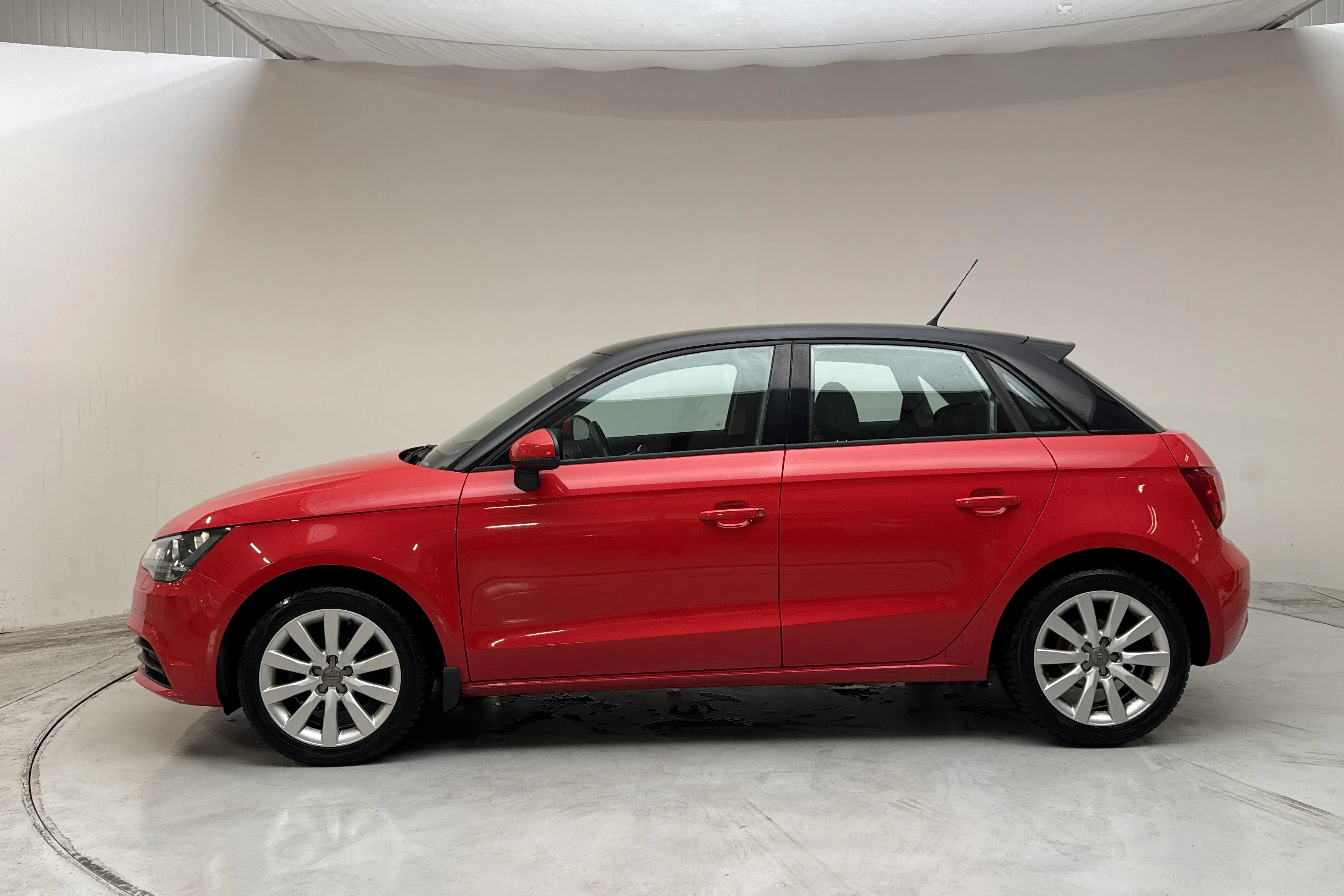 Presentation photo 2 of 12: Audi A1 1.2 TFSI Sportback (86hk) - 87 810 km - Manual - red - 2013