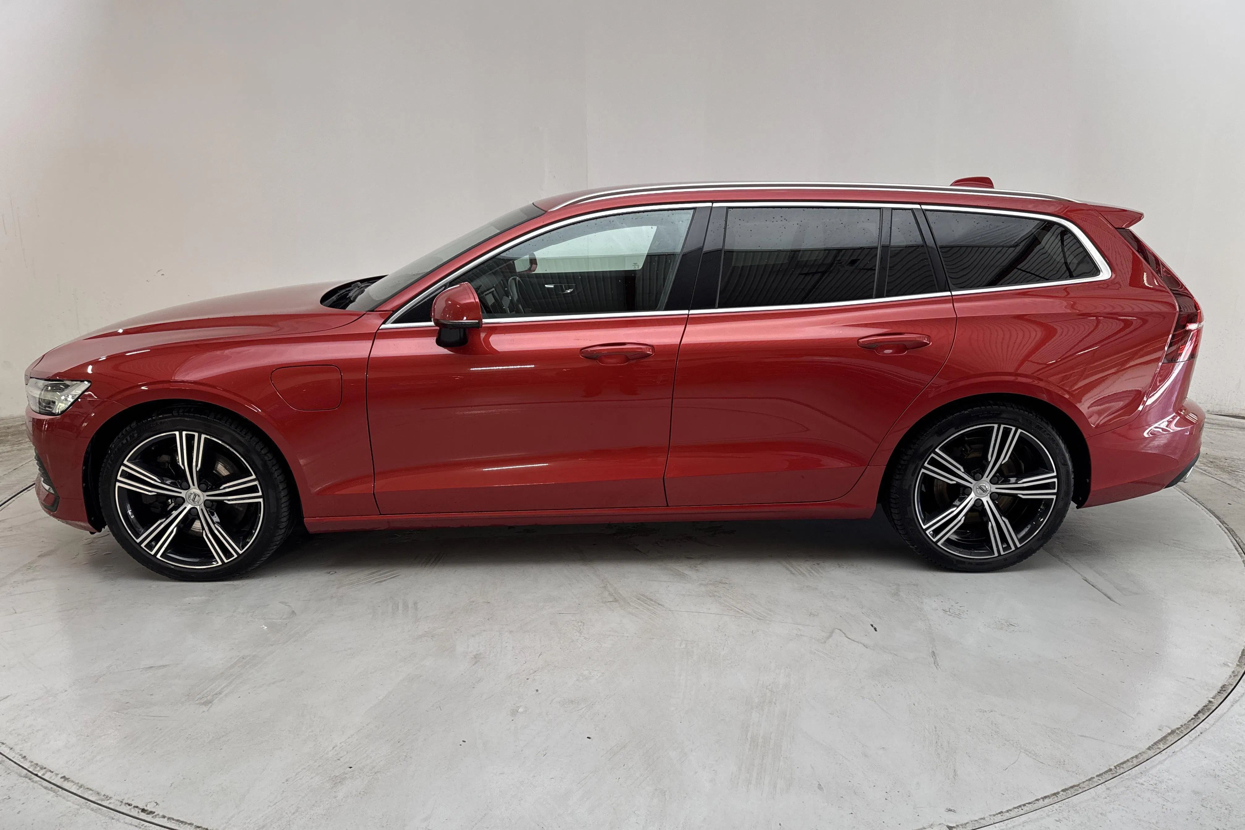 Presentation photo 2 of 19: Volvo V60 T6 AWD Twin Engine (340hk) - 141 760 km - Automatic - red - 2021