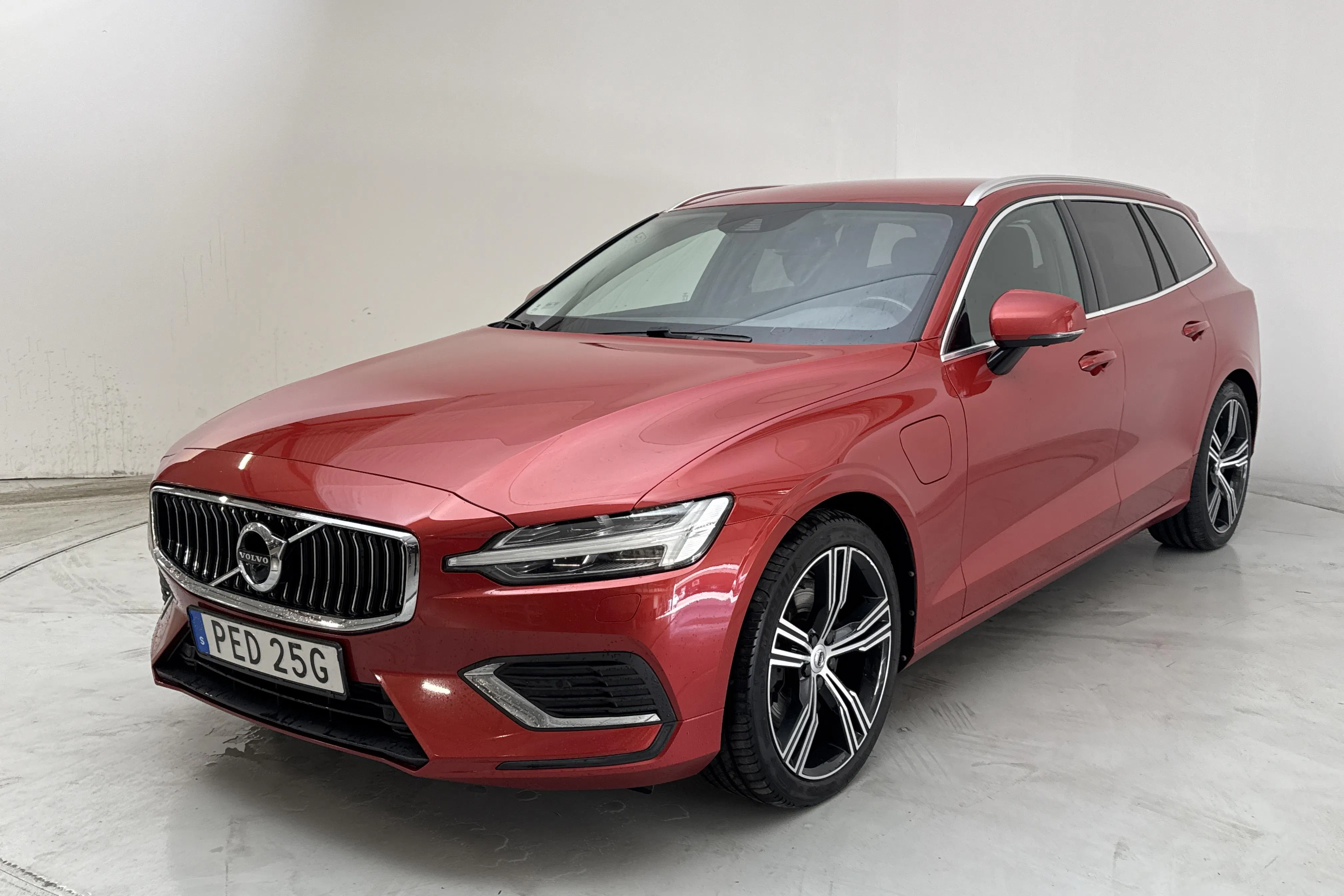 Presentation photo 1 of 19: Volvo V60 T6 AWD Twin Engine (340hk) - 141 760 km - Automatic - red - 2021