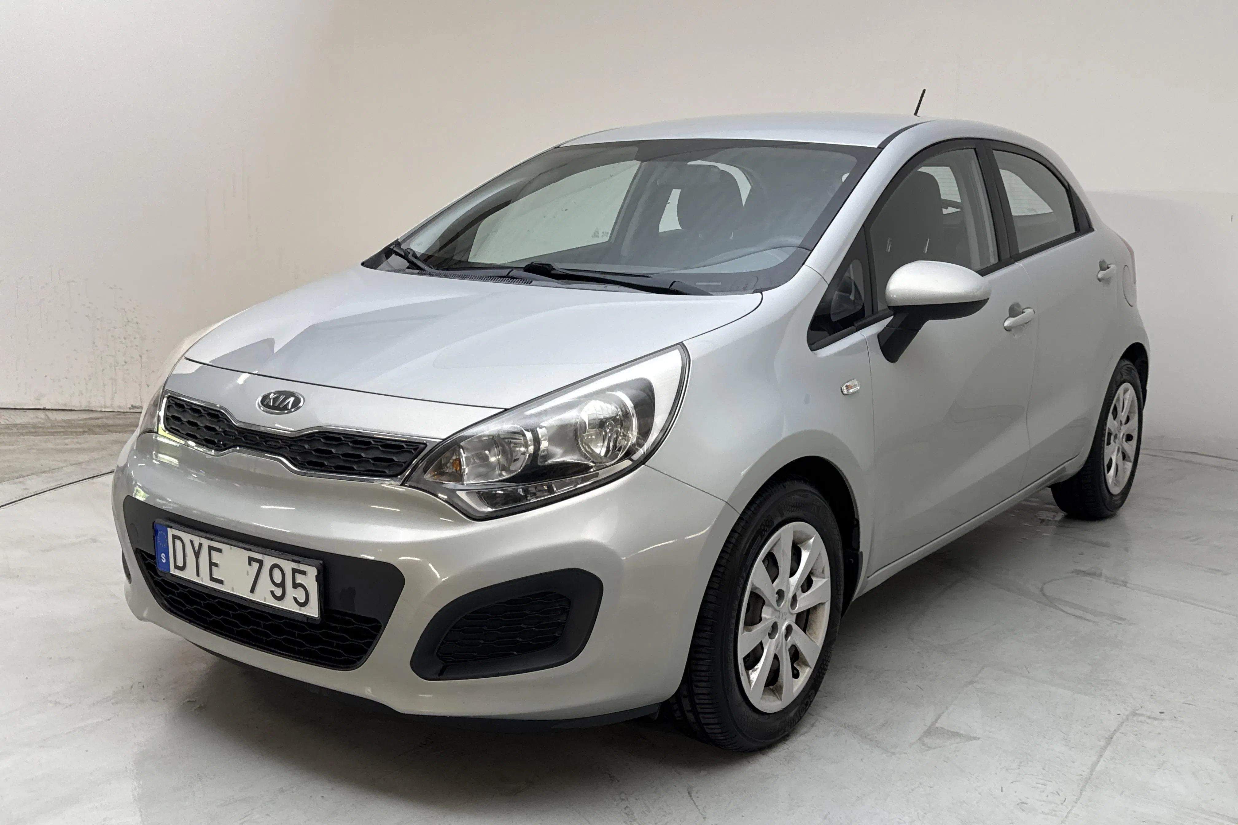 Presentation photo 1 of 12: KIA Rio 1.2 (85hk) - 75 350 km - Manual - light brown - 2012