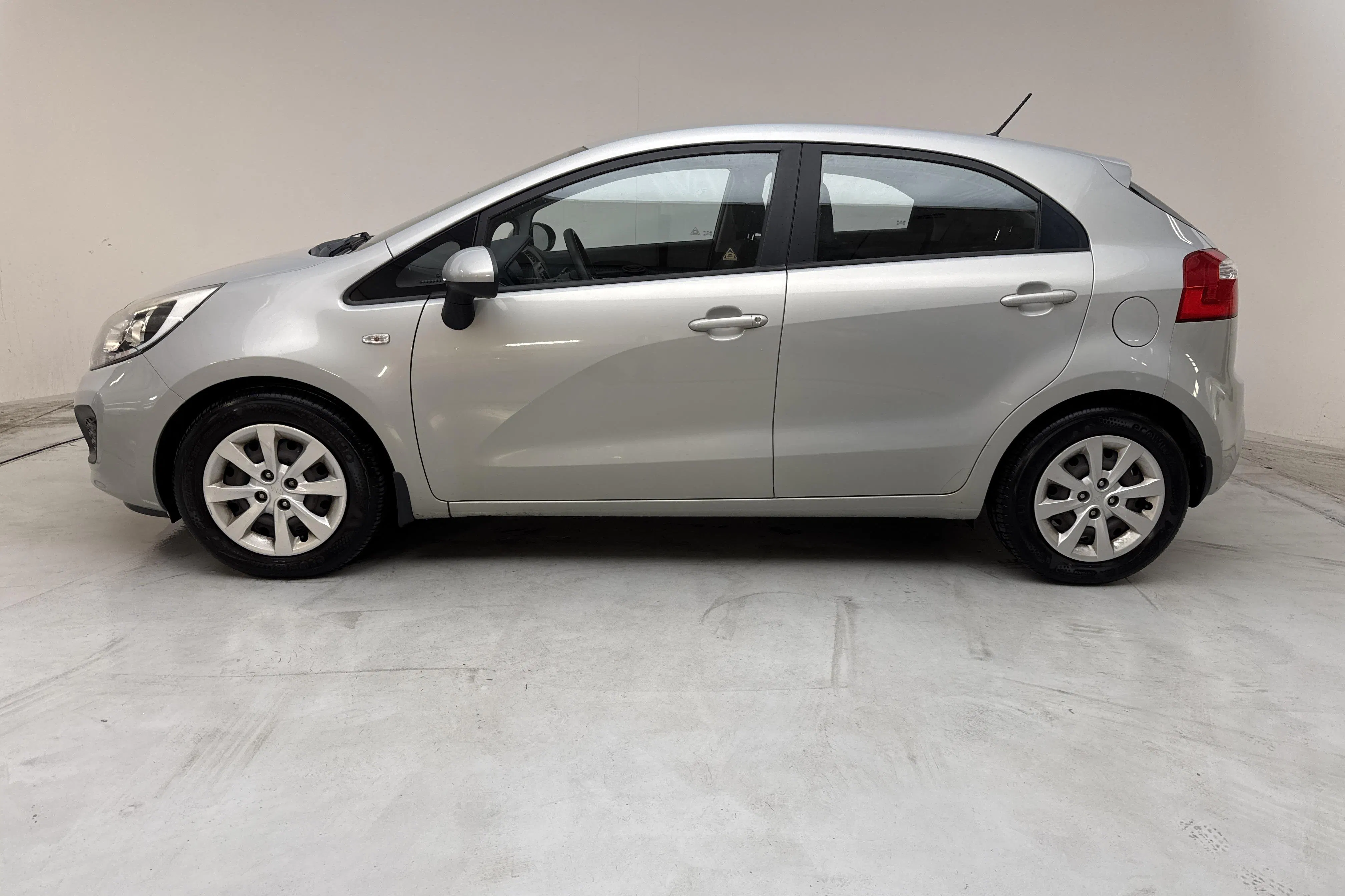 Presentation photo 2 of 12: KIA Rio 1.2 (85hk) - 75 350 km - Manual - light brown - 2012