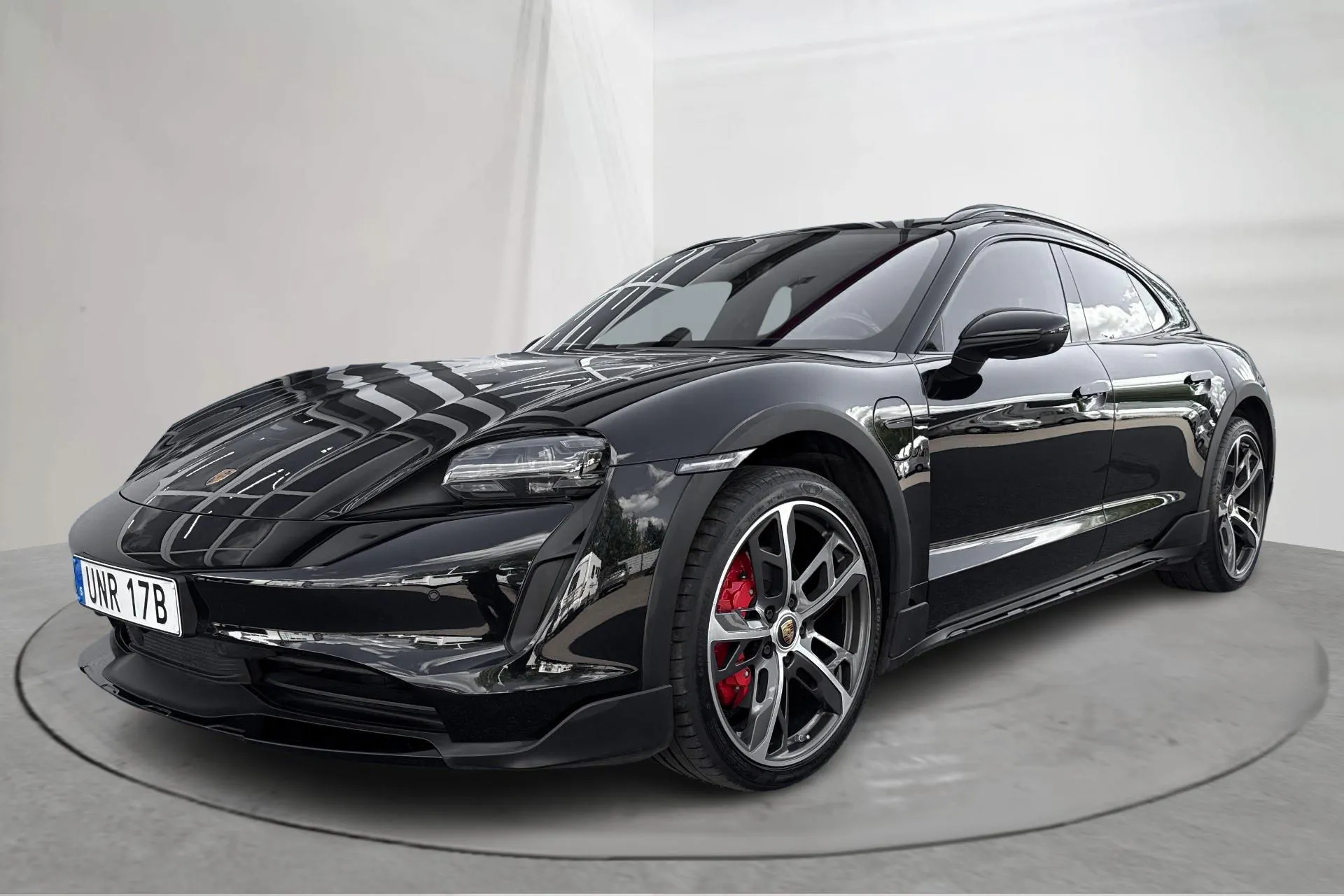 Presentationsfoto 1 av 28: Porsche Taycan 4S Cross Turismo (571hk) - 5 759 mil - Automat - svart - 2022