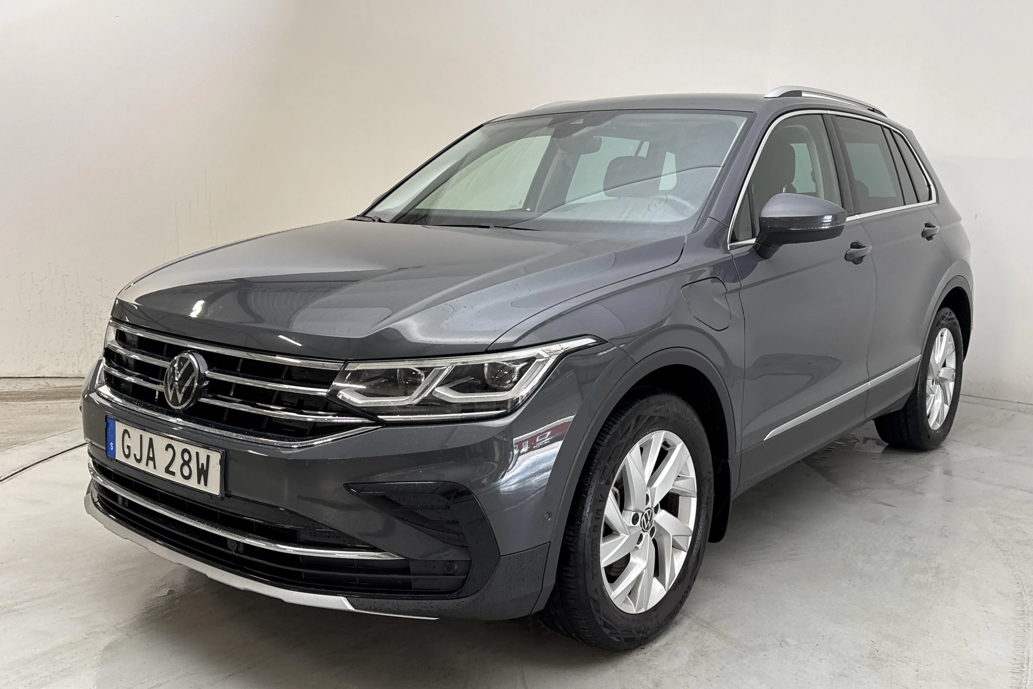 Presentation photo 1 of 16: VW Tiguan 1.4 TSI eHybrid (245hk) - 85 520 km - Automatic - dark grey - 2023