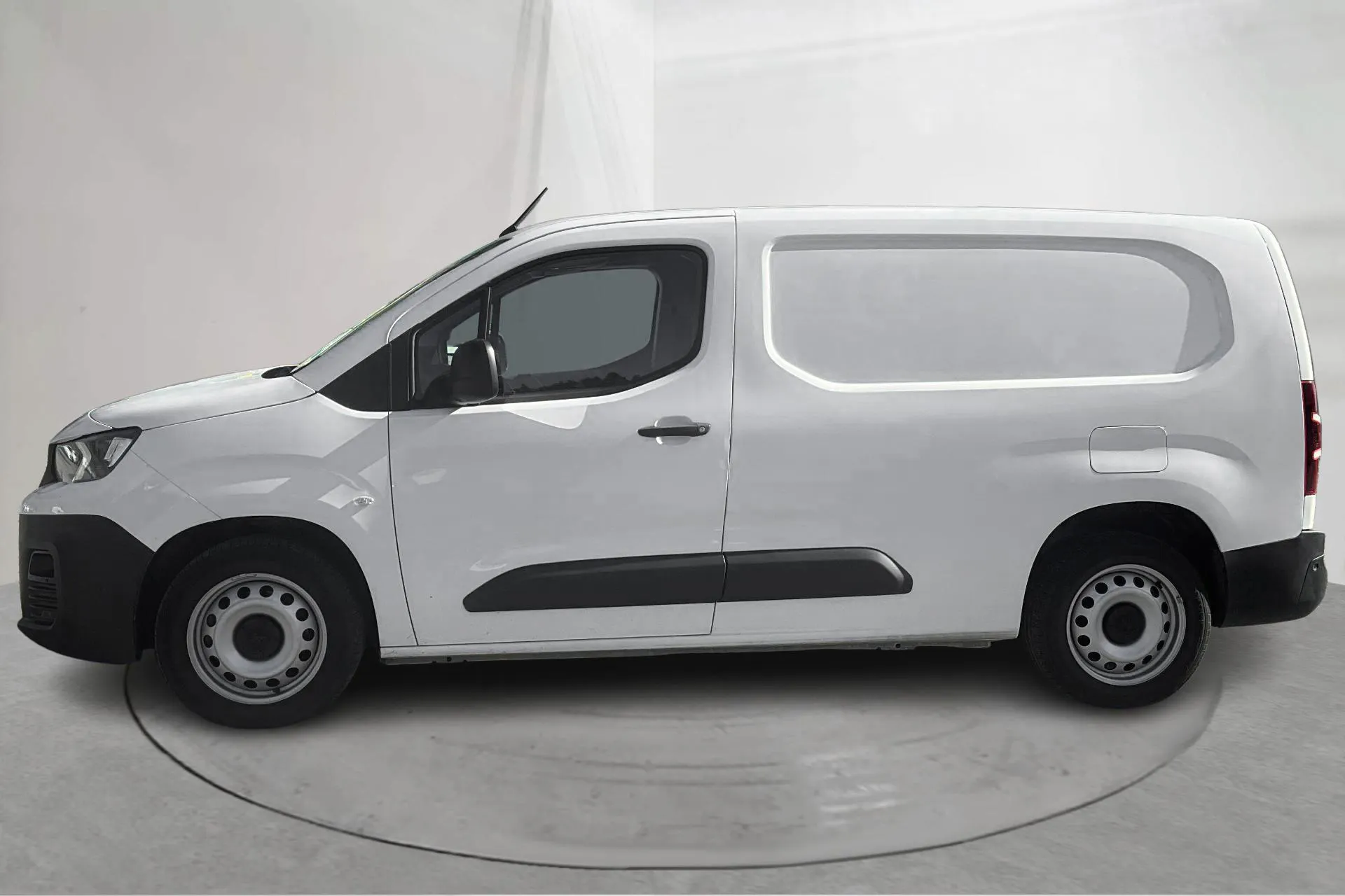 Presentationsfoto 2 av 16: Peugeot Partner 1.5 HDI Skåp (130hk) - 7 604 mil - Automat - vit - 2021