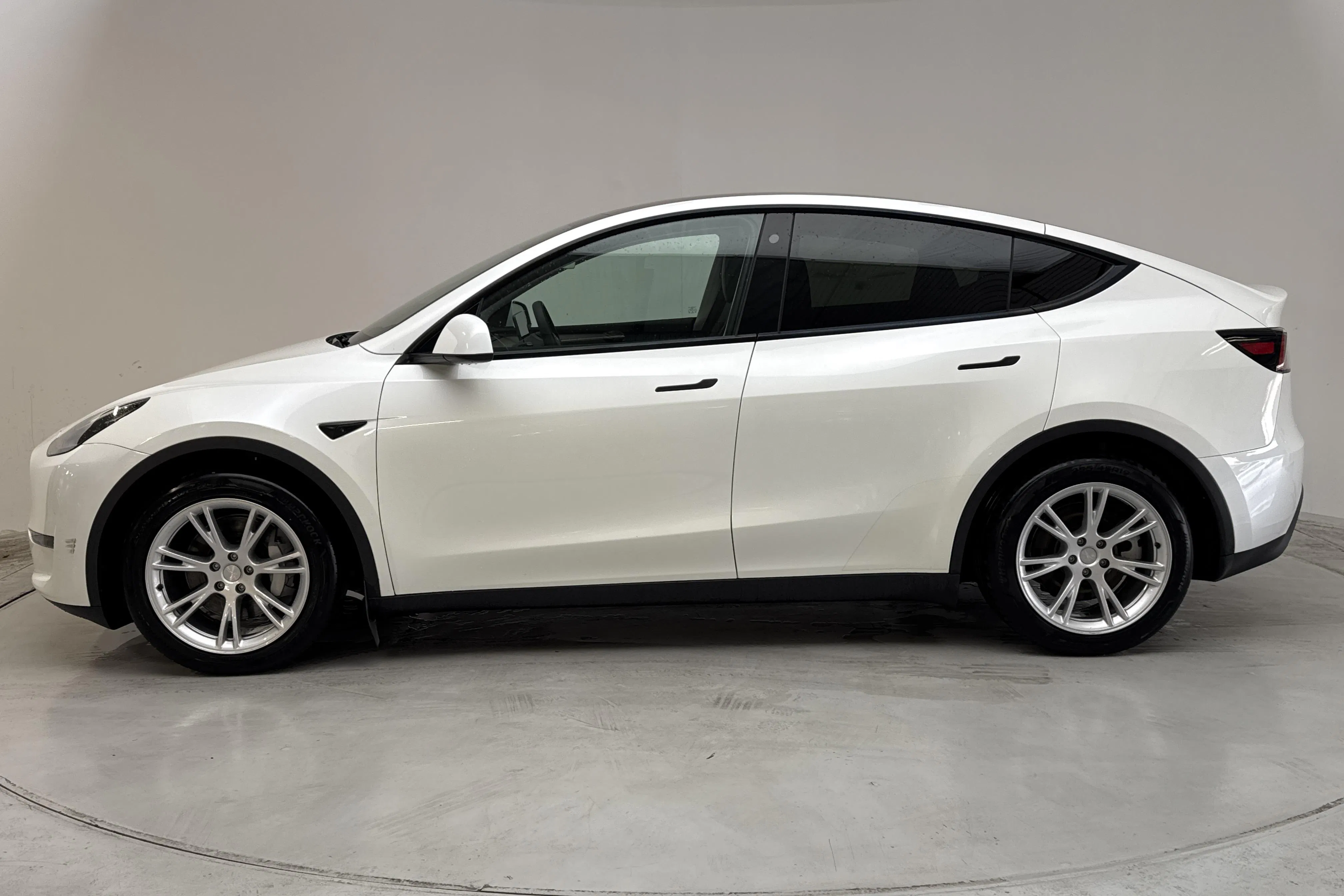 Presentationsfoto 2 av 19: Tesla Model Y Long Range Dual Motor AWD - 4 532 mil - Automat - vit - 2024