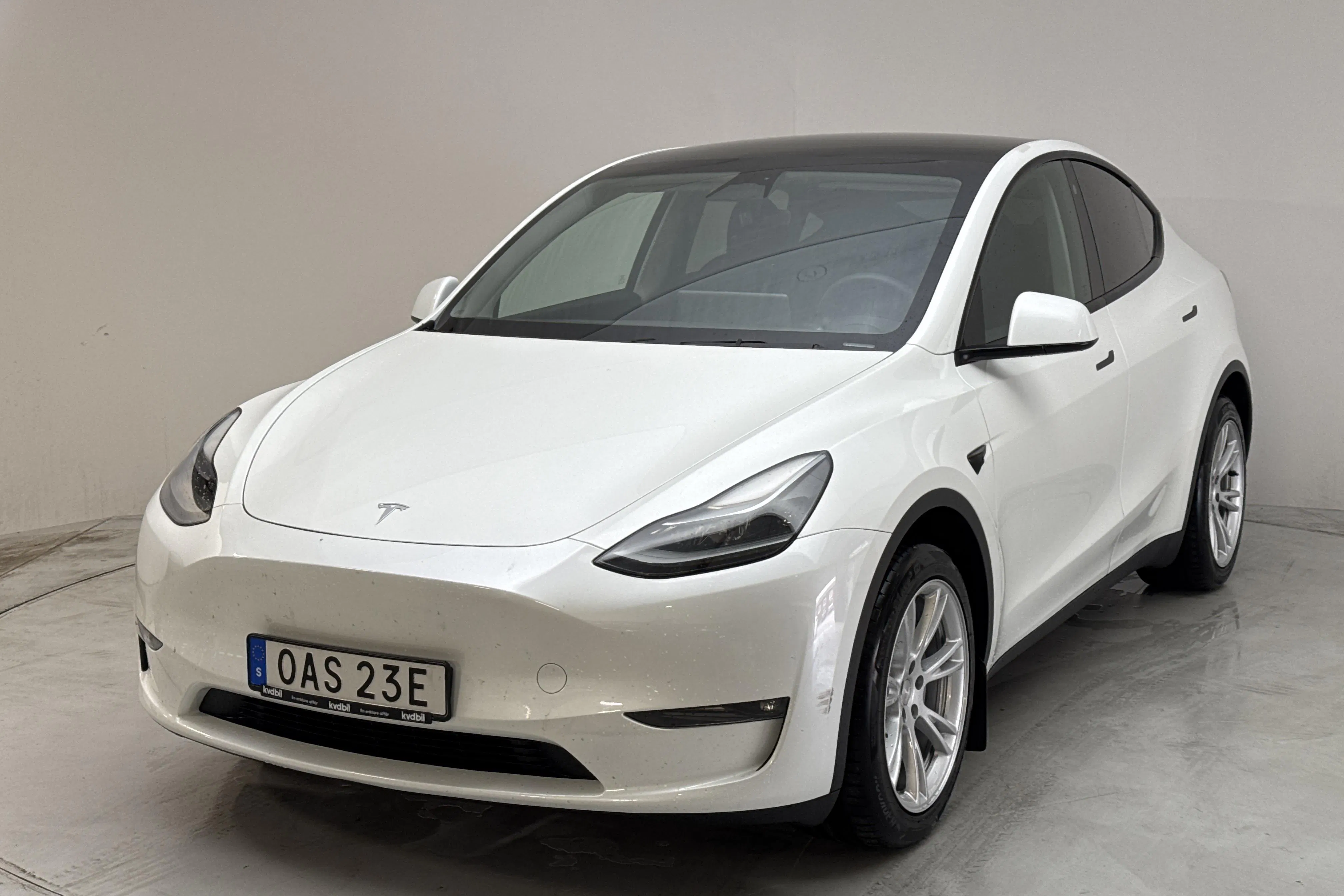 Presentationsfoto 1 av 19: Tesla Model Y Long Range Dual Motor AWD - 4 532 mil - Automat - vit - 2024