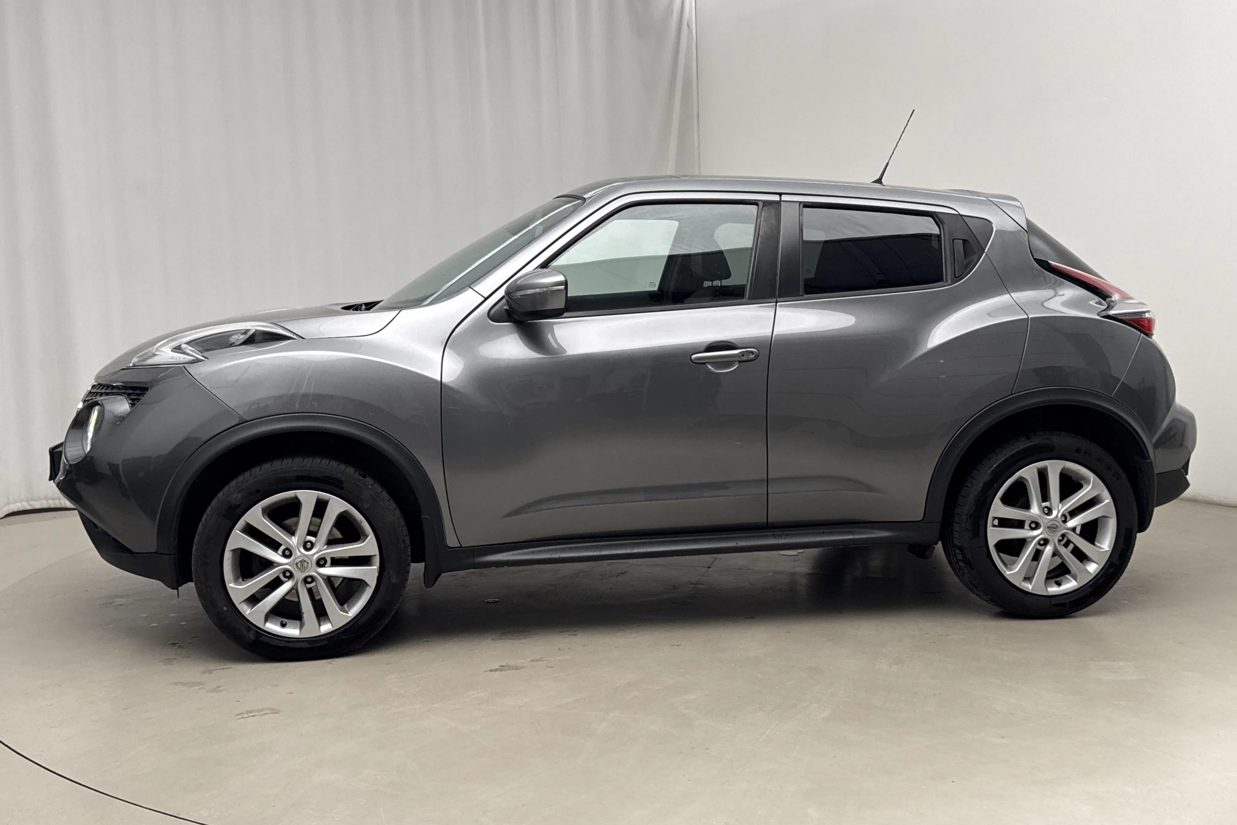 Presentation photo 2 of 17: Nissan Juke 1.6 (117hk) - 90 690 km - Automatic - gray - 2017