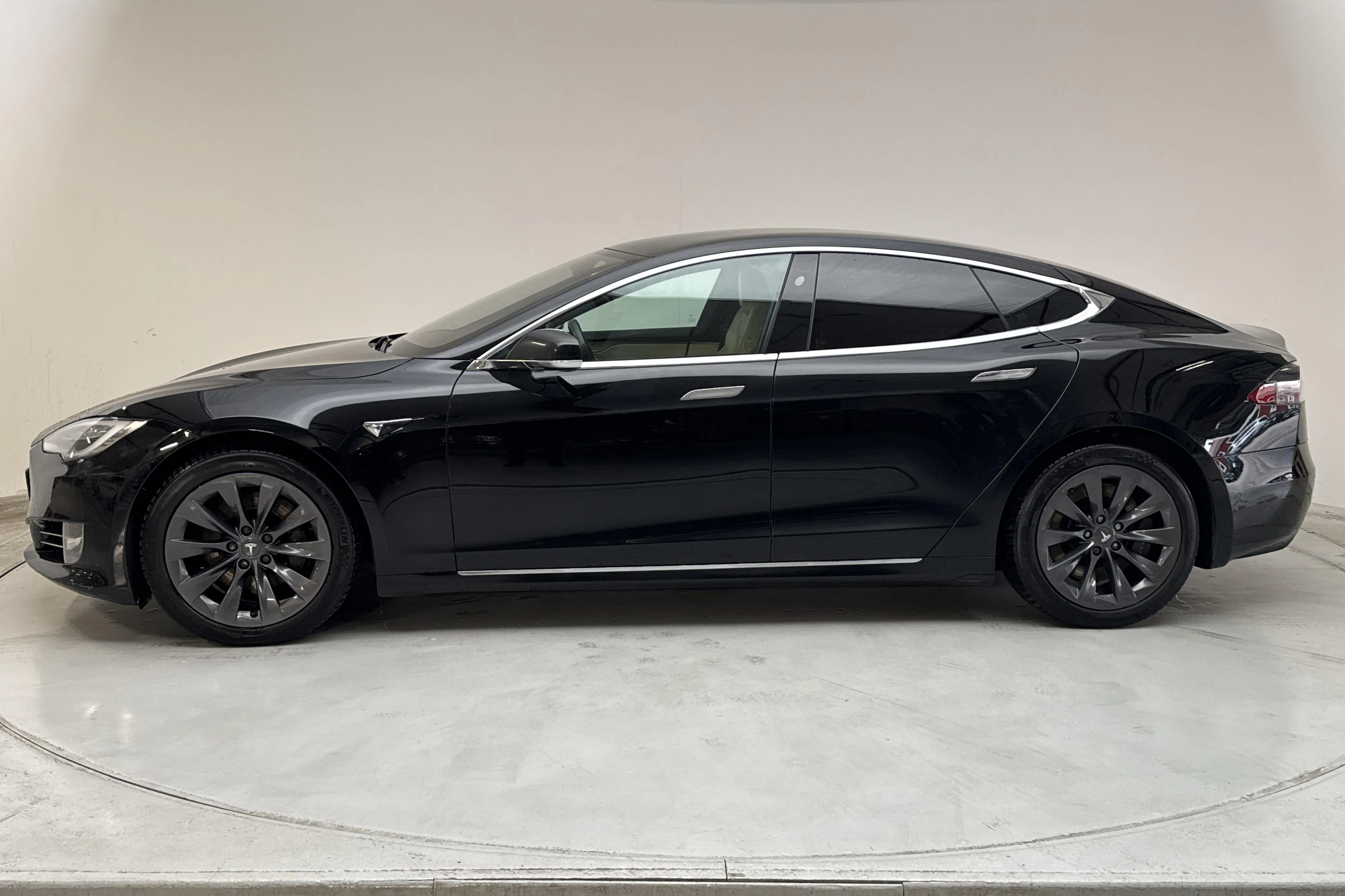 Presentationsfoto 2 av 19: Tesla Model S Dual Motor Long Range AWD - 14 915 mil - Automat - svart - 2020