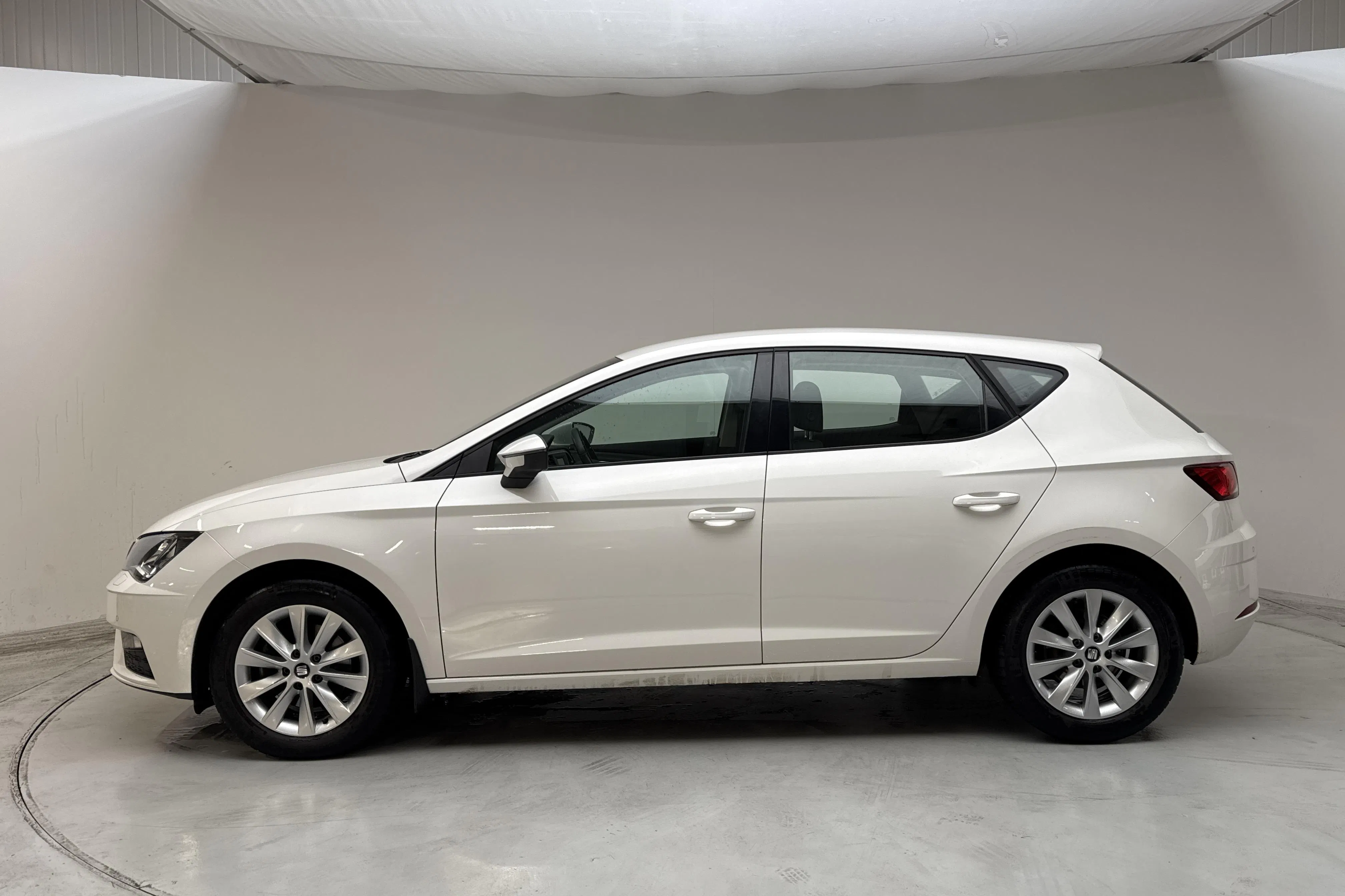 Presentation photo 2 of 12: Seat Leon 1.5 TGI 5dr (130hk) - 48 580 km - Manual - white - 2019