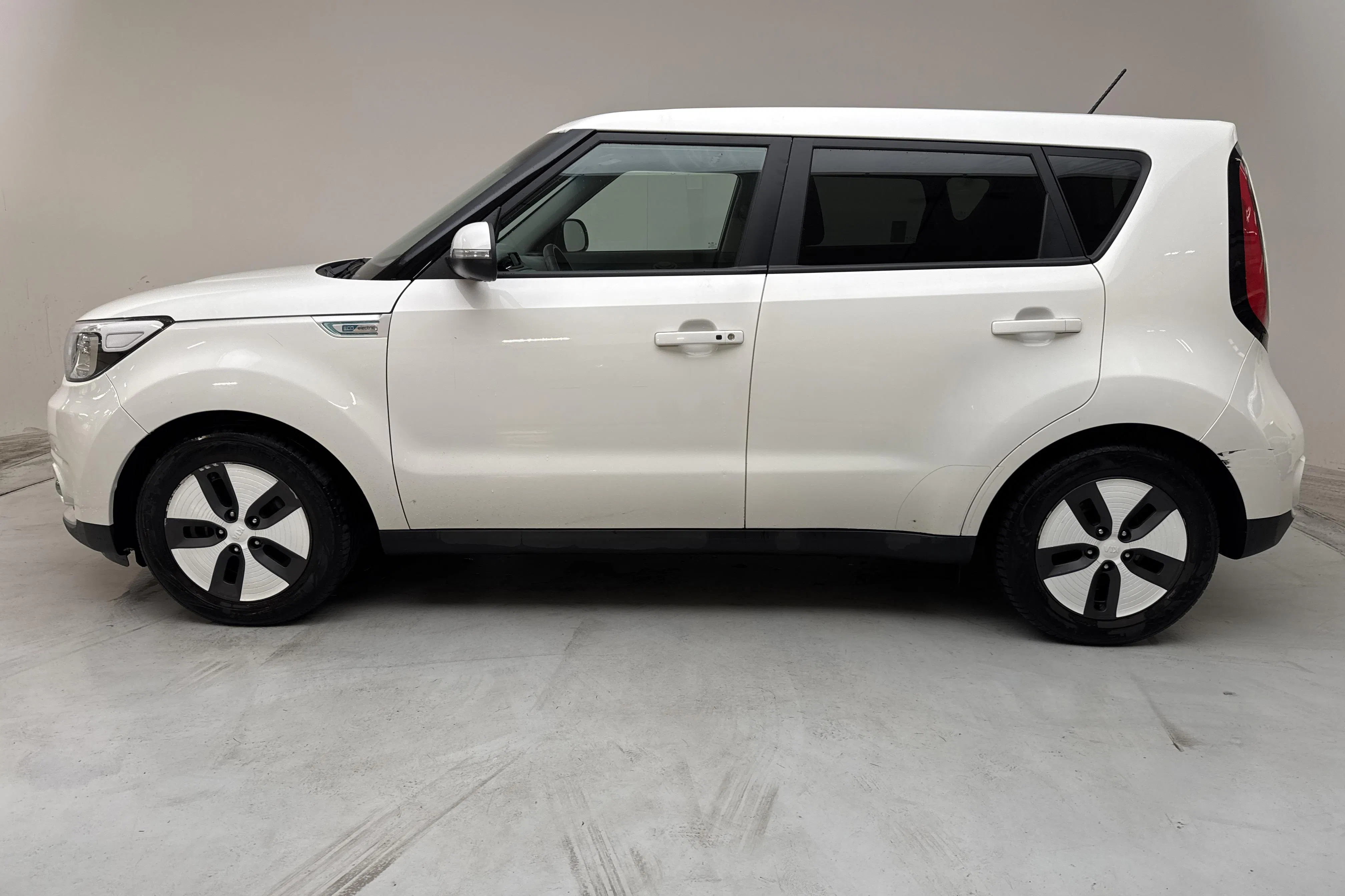 Presentationsfoto 2 av 16: KIA Soul EV 30kWh (110hk) - 13 977 mil - Automat - vit - 2019